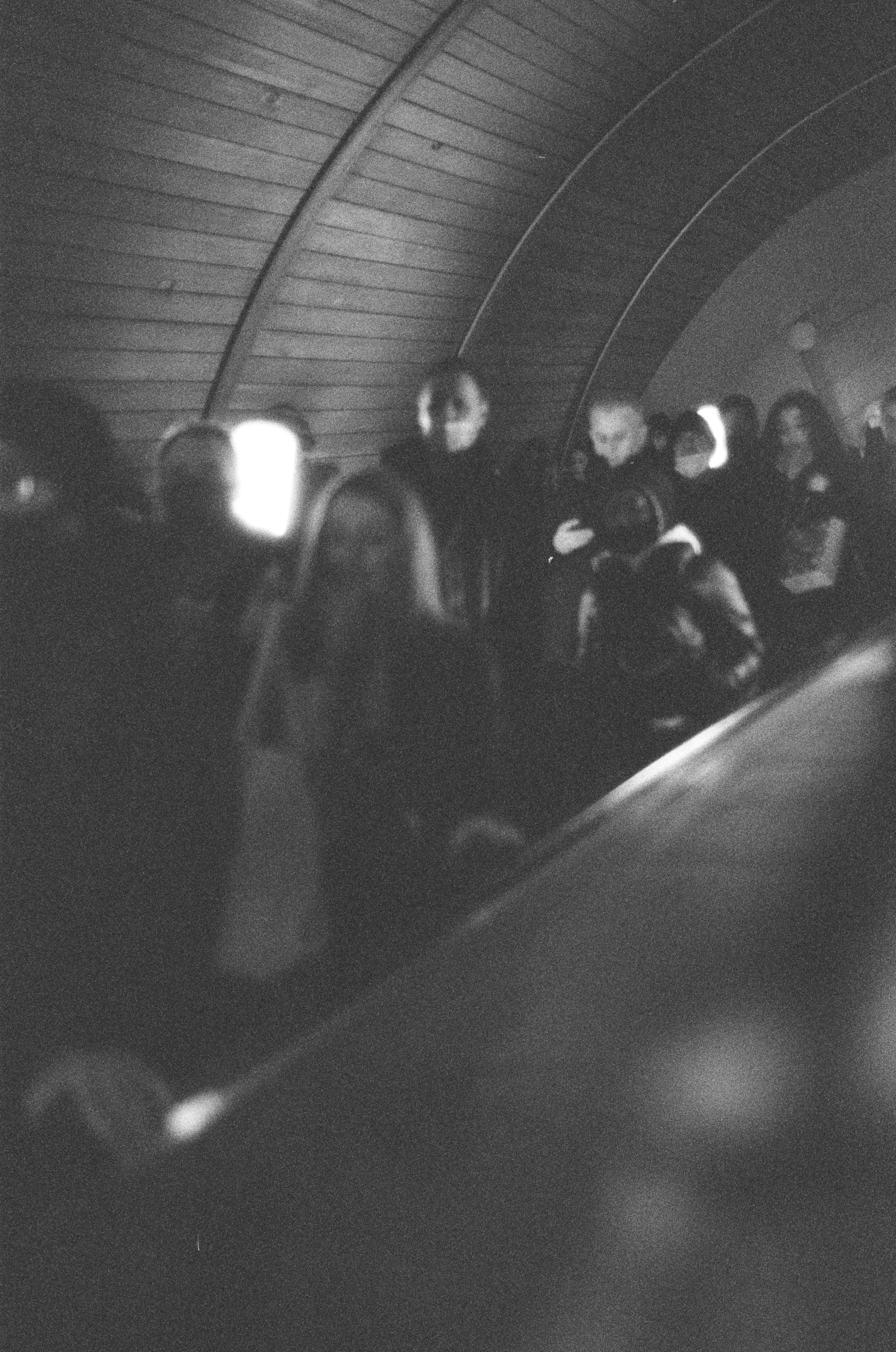 Фотосерия «Час пик»: динамика городской суеты в моменты транспортного и человеческого потока, игра света, тени и контраста в хронике городского движения. Фотограф: Ожерельев Лев