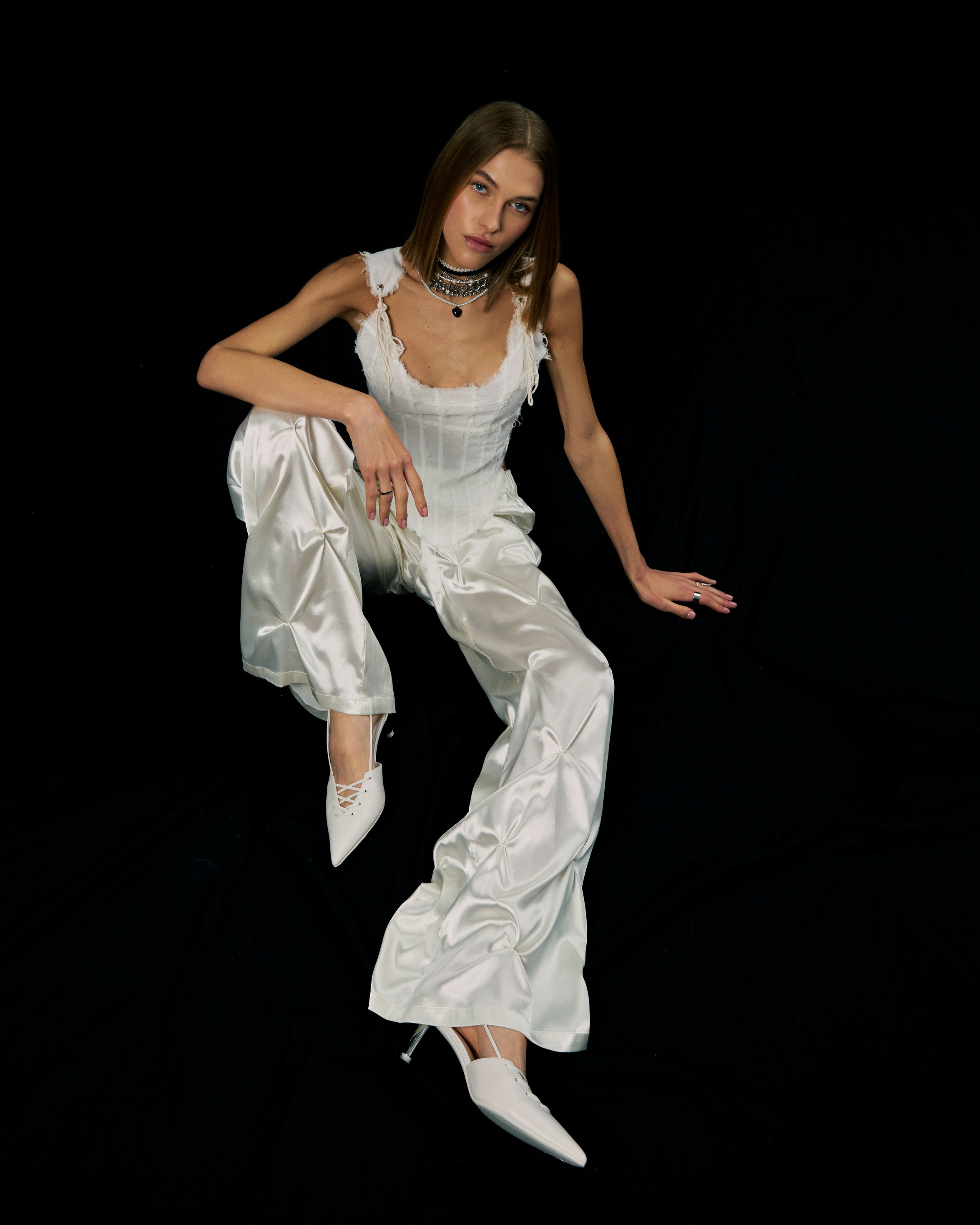 Съемка атласных брюк для локального российского бренда одежды от профессионального коммерческого фотографа