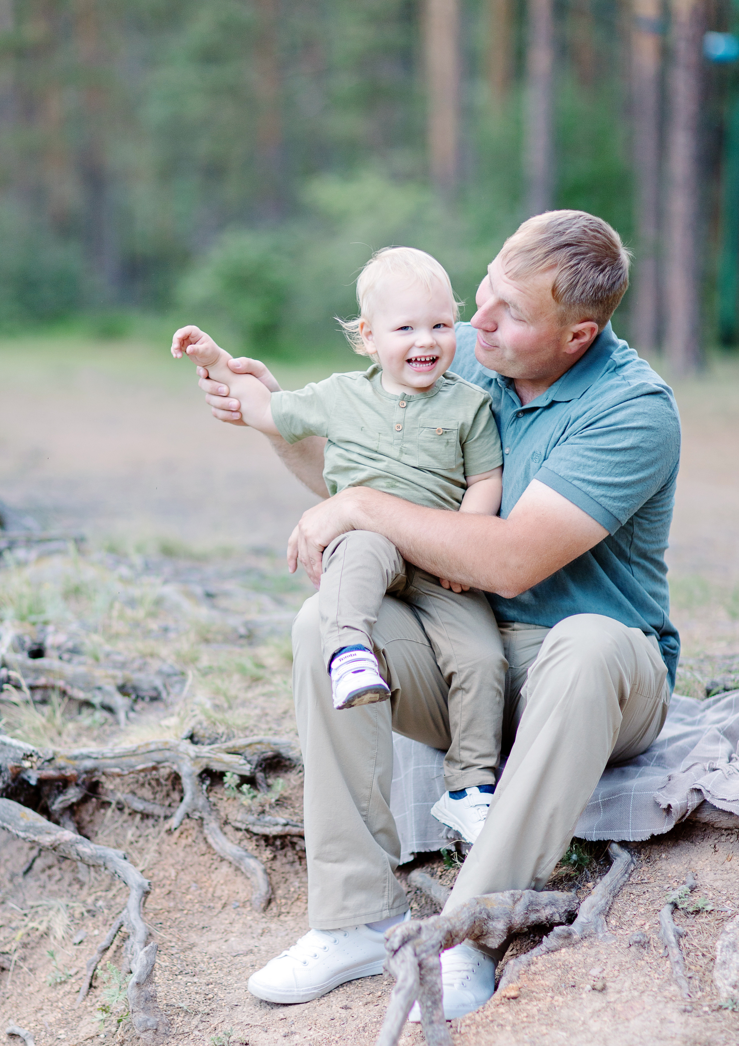 Ксения, Антон и Максим на прогулке. Психолог в Челябинске