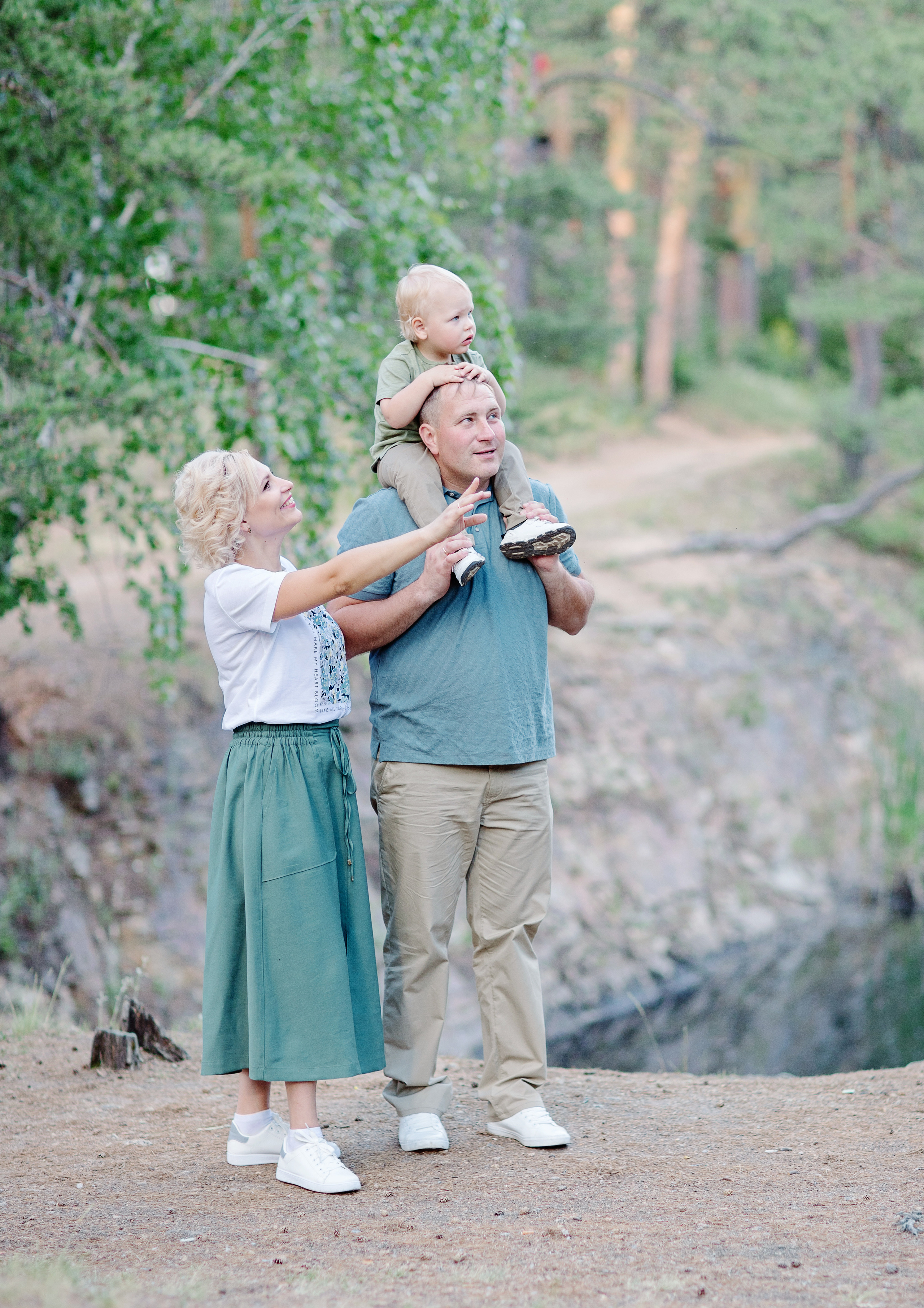 Ксения, Антон и Максим на прогулке. Психолог в Челябинске