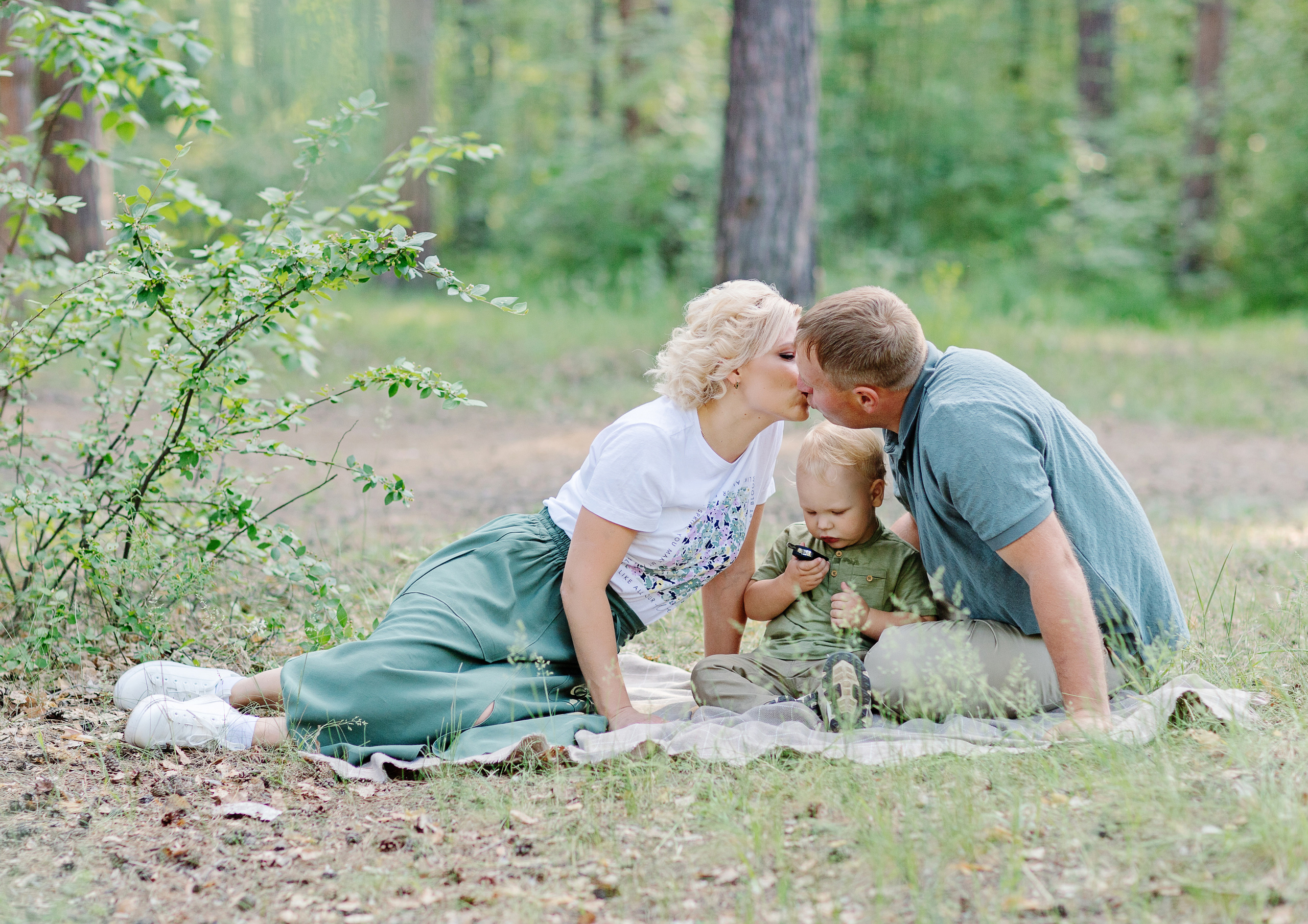 Ксения, Антон и Максим на прогулке. Психолог в Челябинске