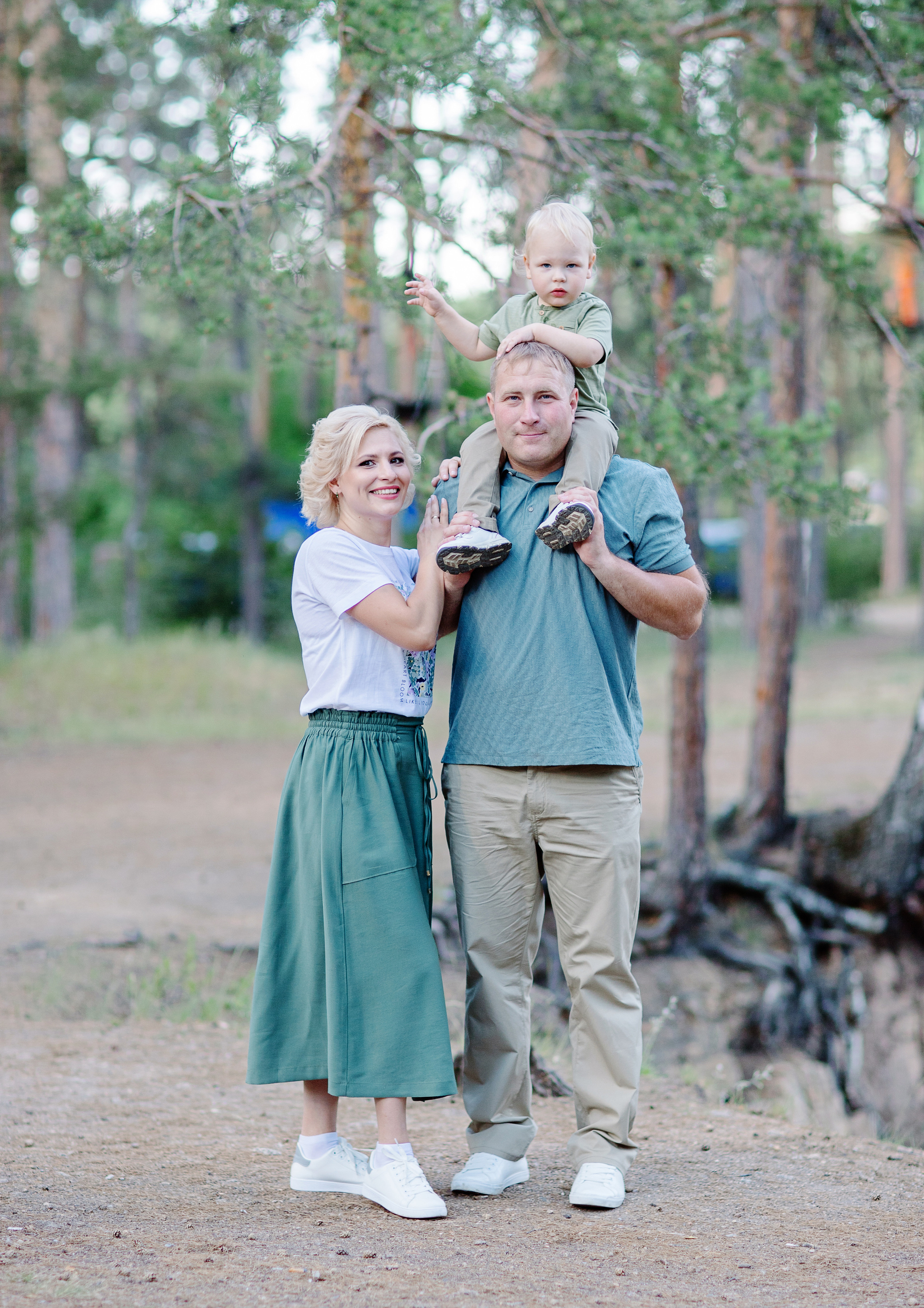 Ксения, Антон и Максим на прогулке. Психолог в Челябинске