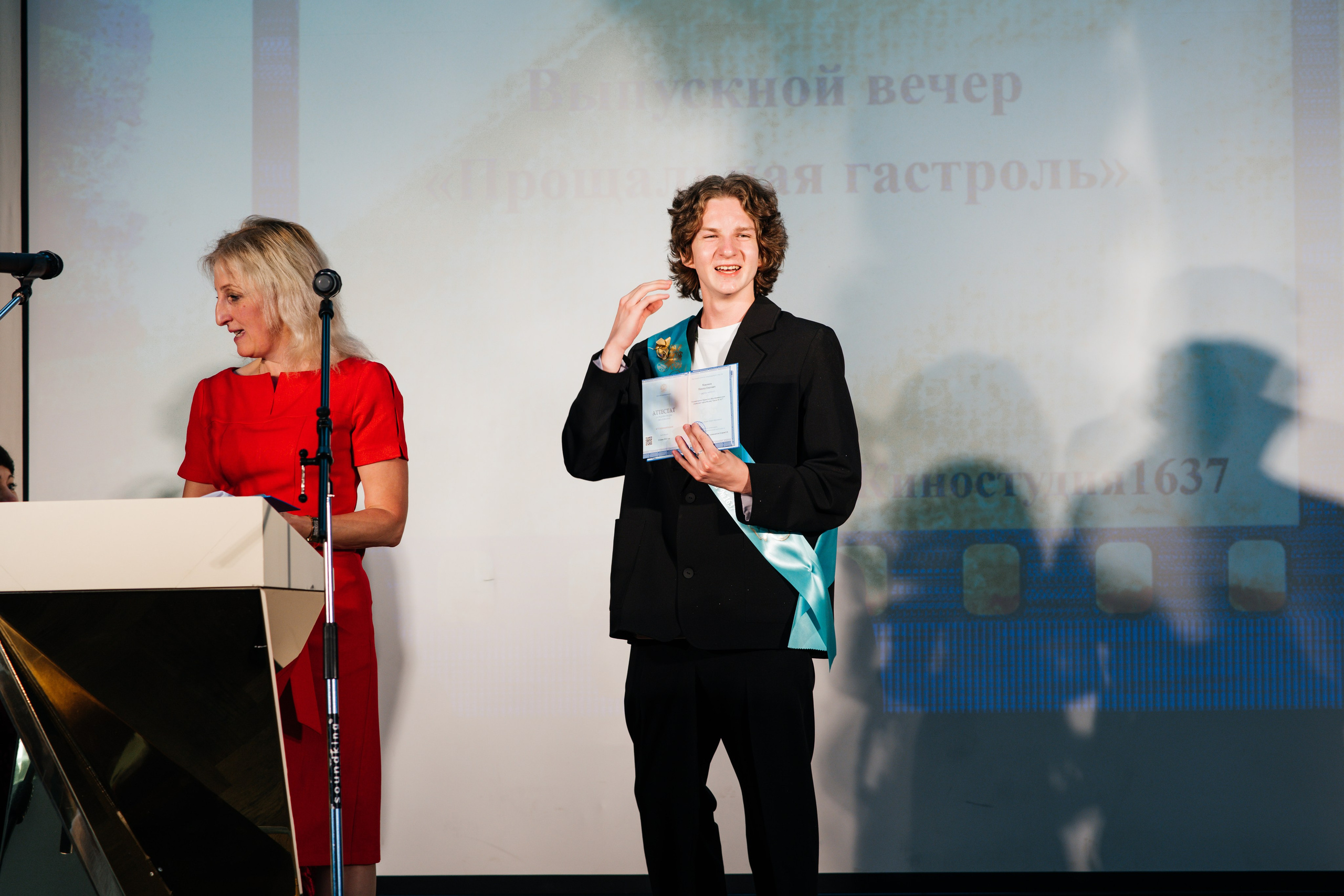 Вручение аттестатов. Выпускные альбомы в Подольске Москве и МО