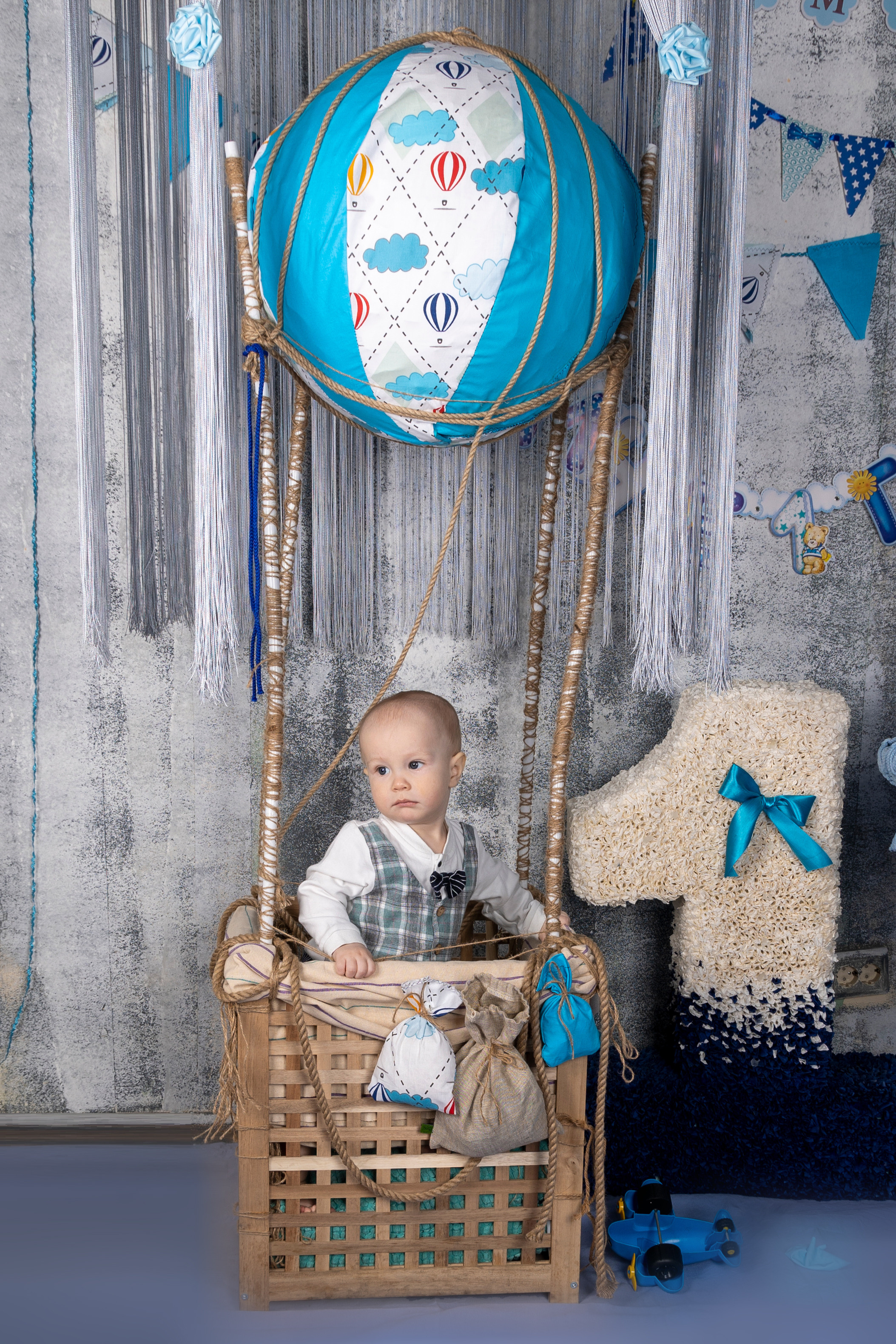 Мама, папа и малыш на воздушном шаре. Фотограф Владимир Роля