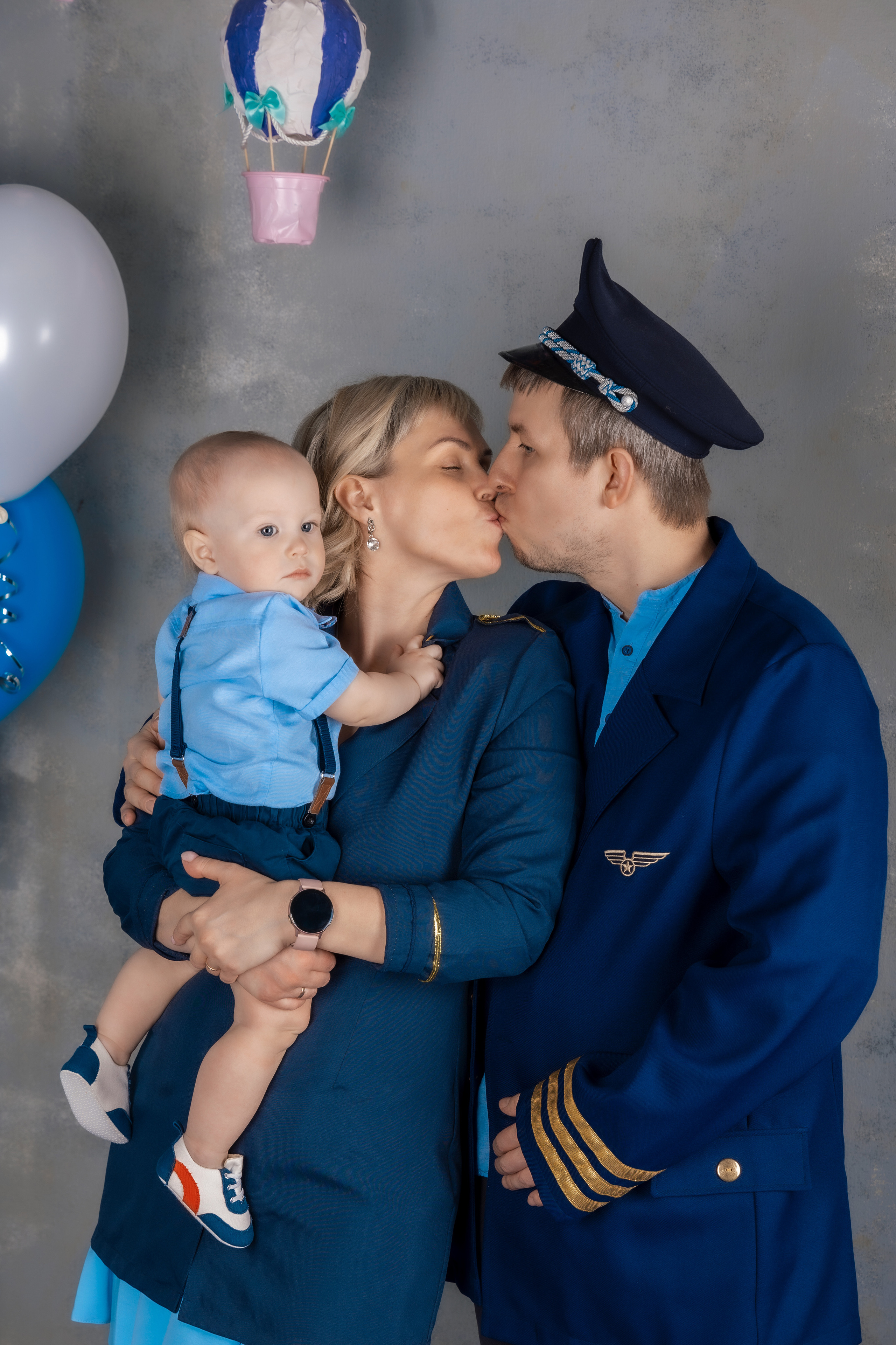 Мама, папа и малыш на воздушном шаре. Фотограф Владимир Роля