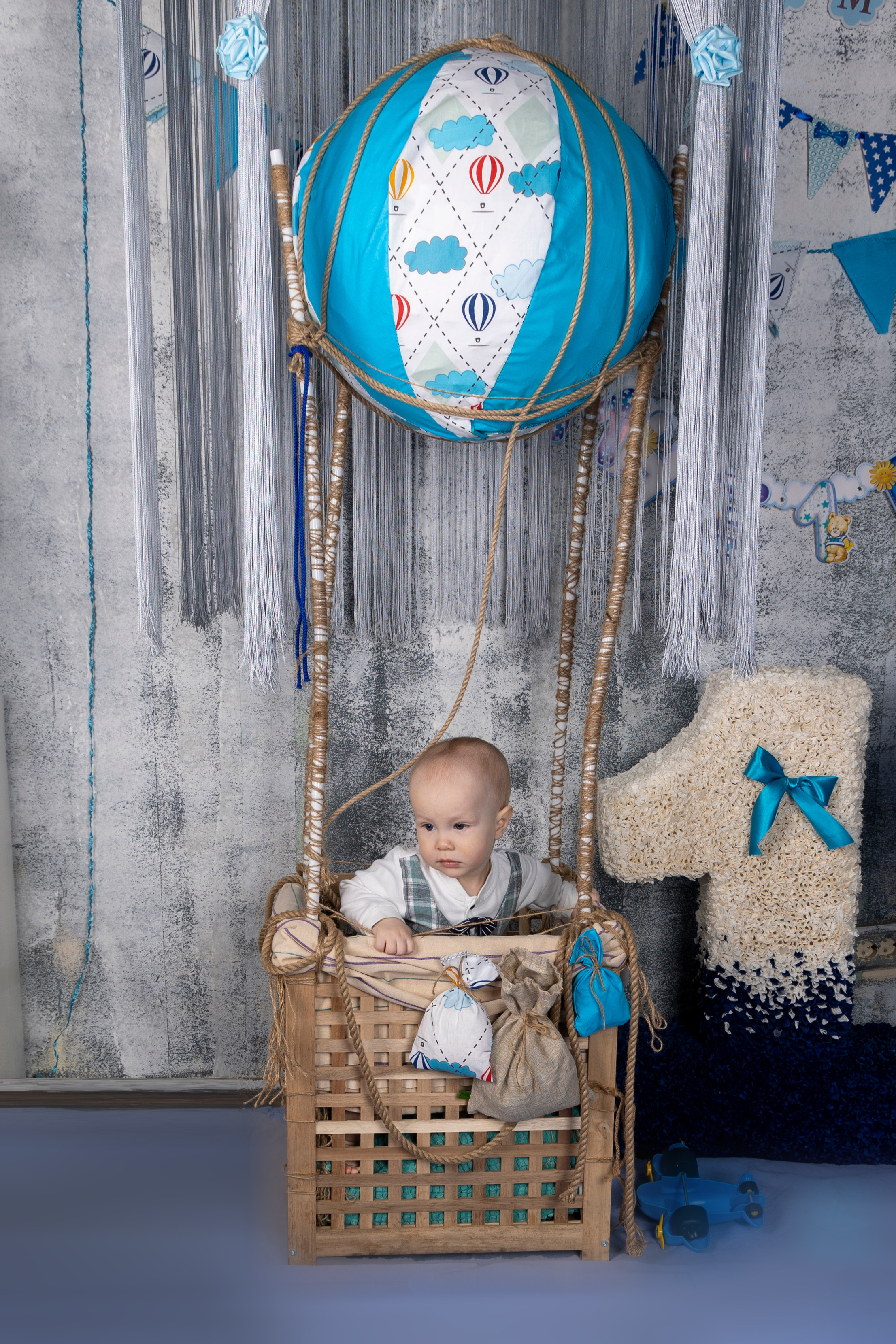 Мама, папа и малыш на воздушном шаре. Фотограф Владимир Роля