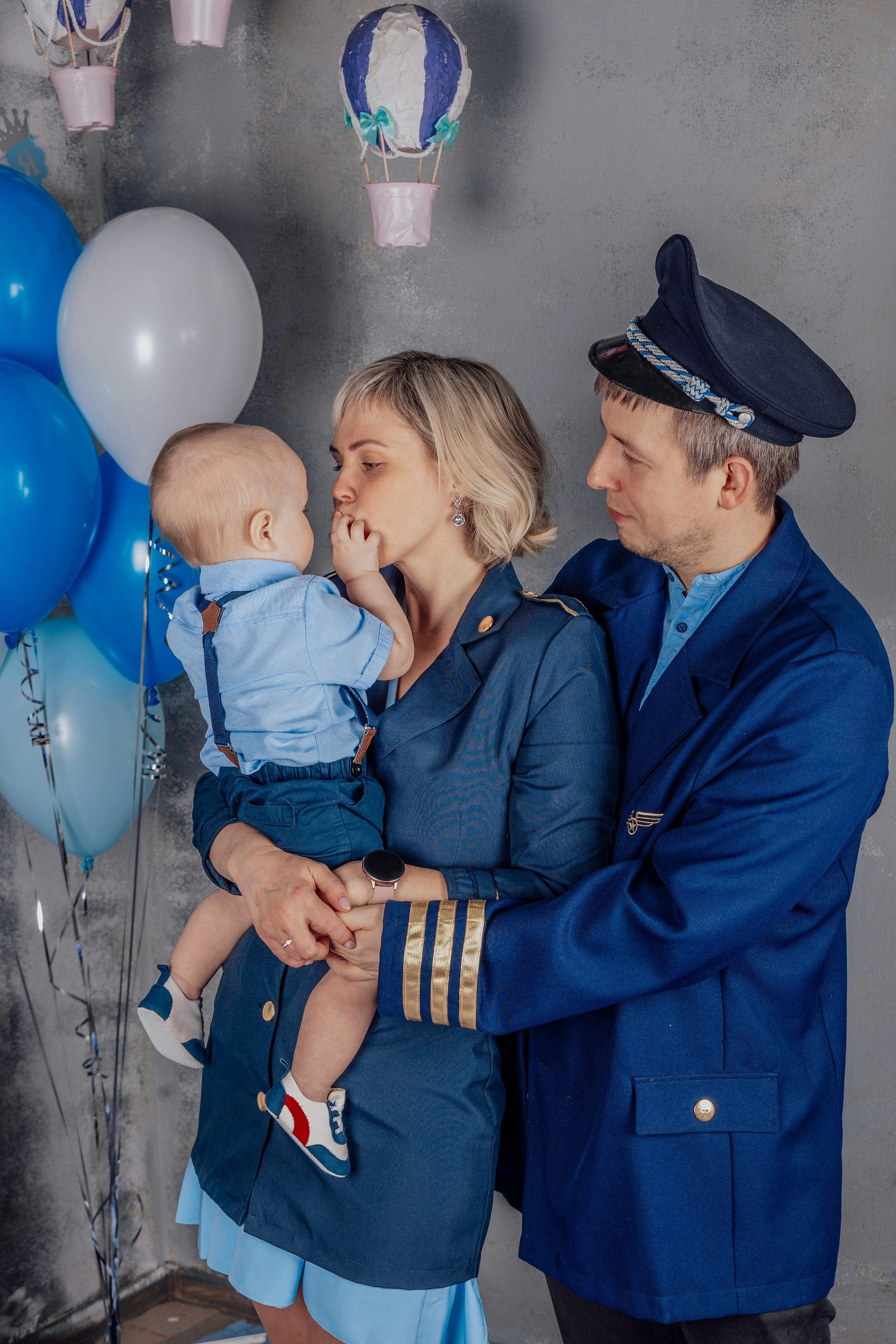 Мама, папа и малыш на воздушном шаре. Фотограф Владимир Роля