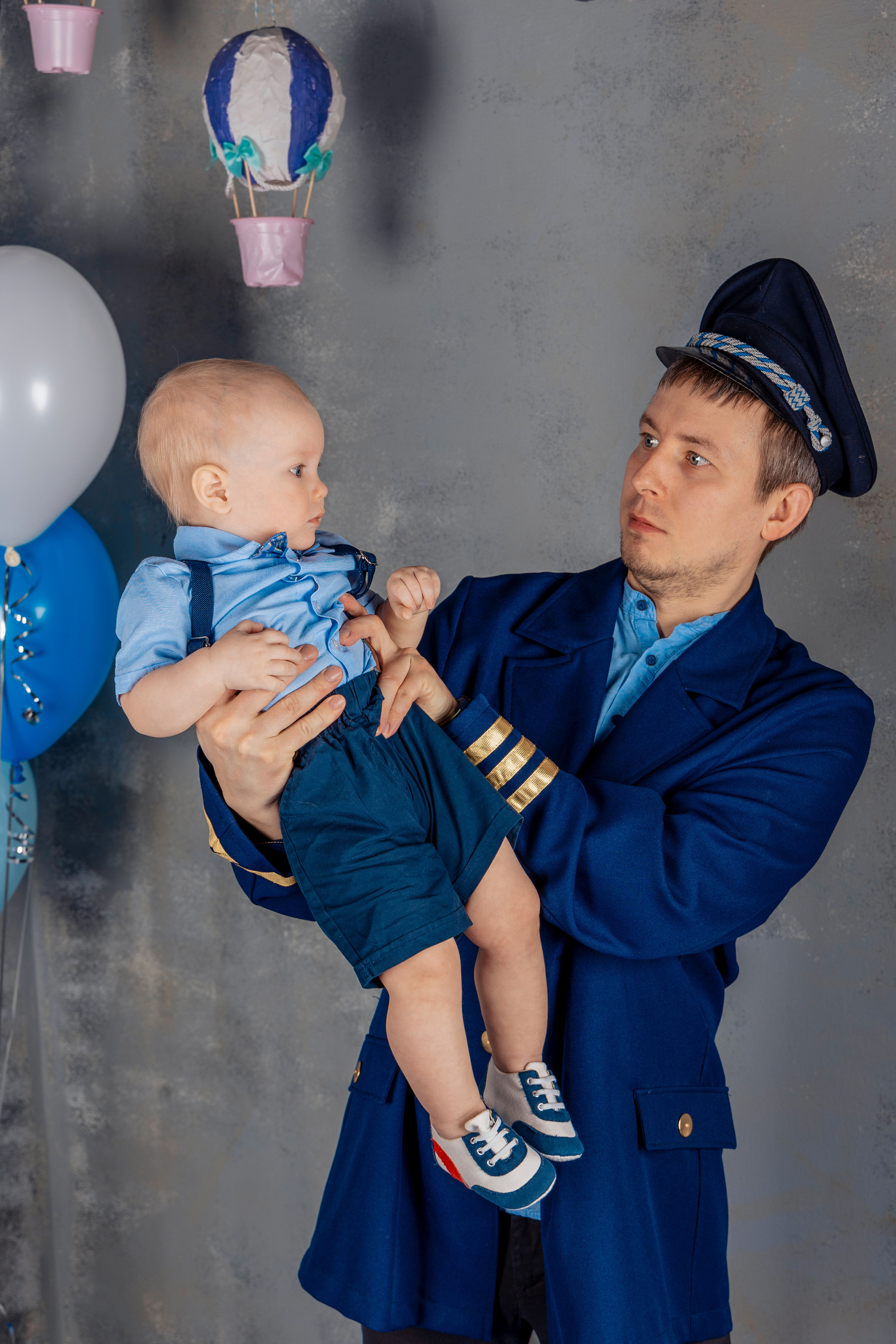 Мама, папа и малыш на воздушном шаре. Фотограф Владимир Роля