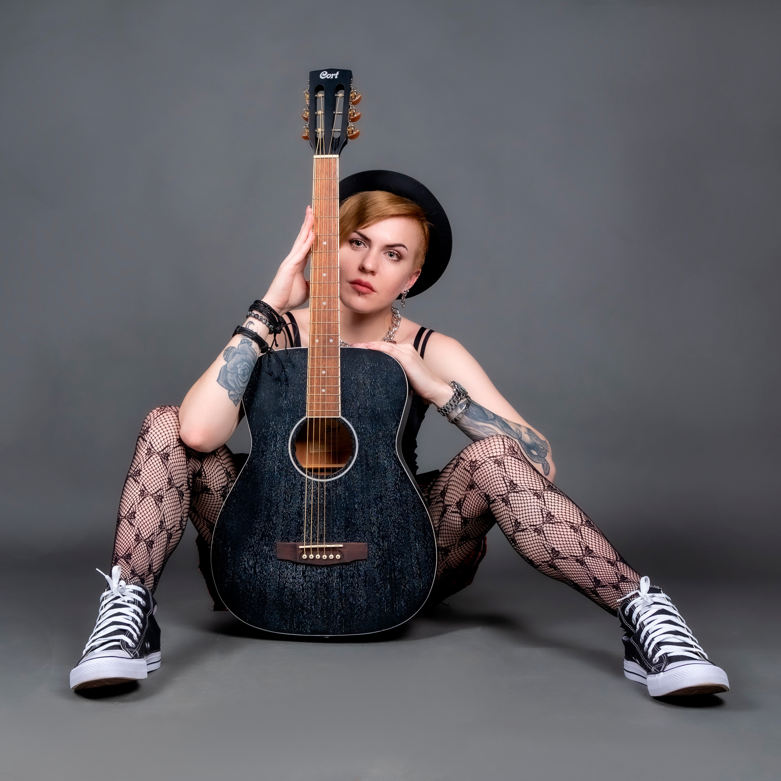 ФТК-Студия. Девушка с гитарой. Фотограф Владимир Роля