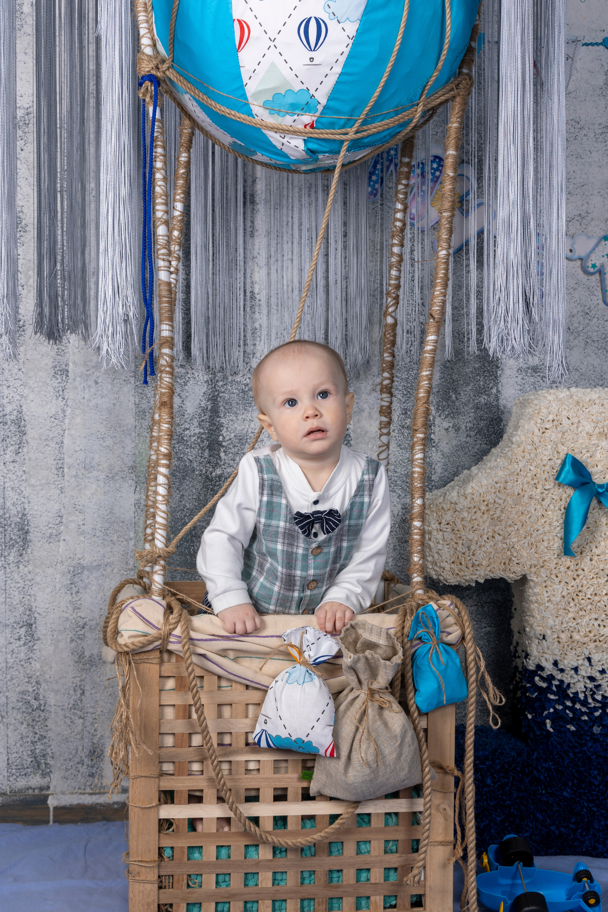 Мама, папа и малыш на воздушном шаре. Фотограф Владимир Роля