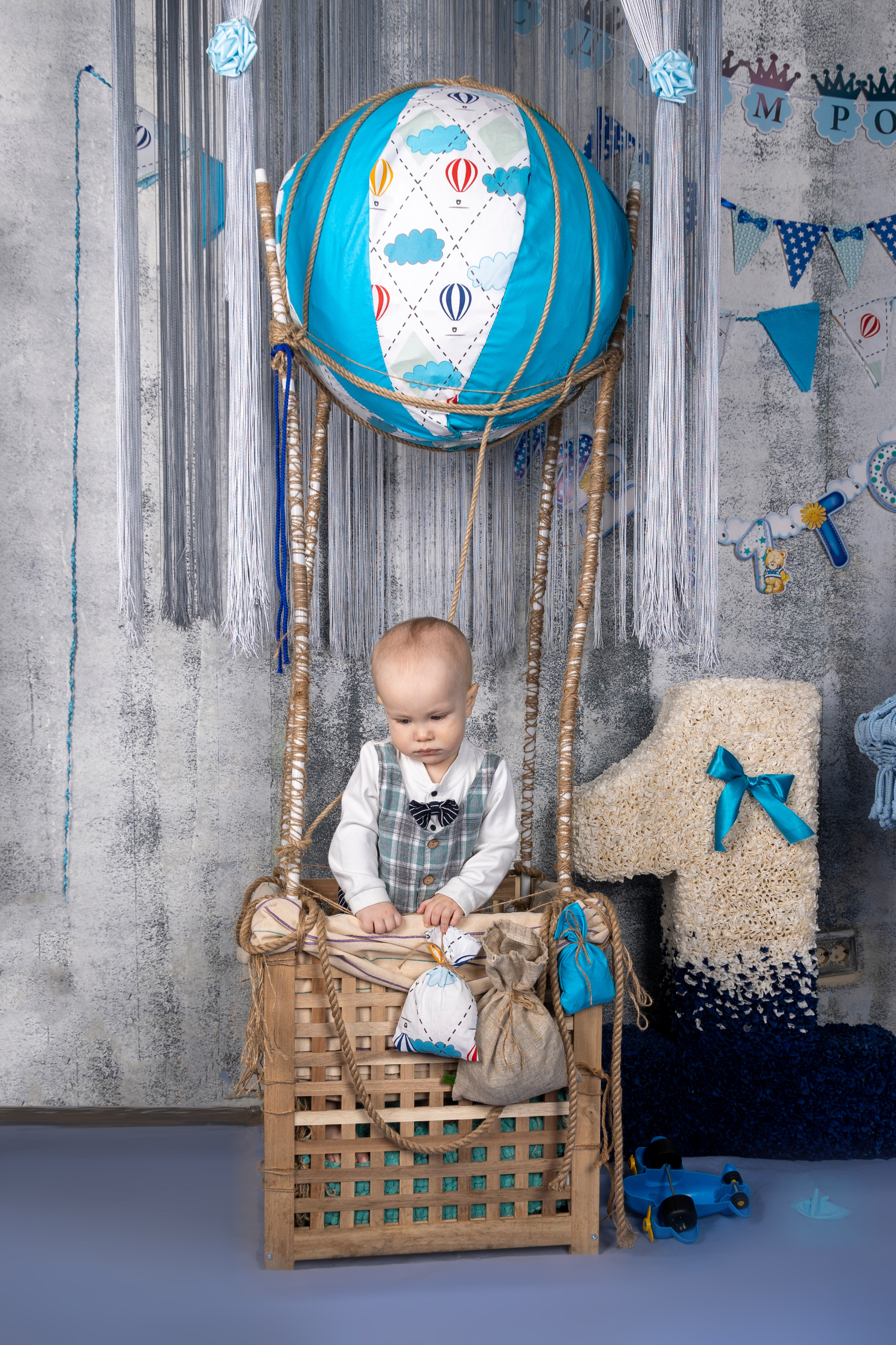 Мама, папа и малыш на воздушном шаре. Фотограф Владимир Роля