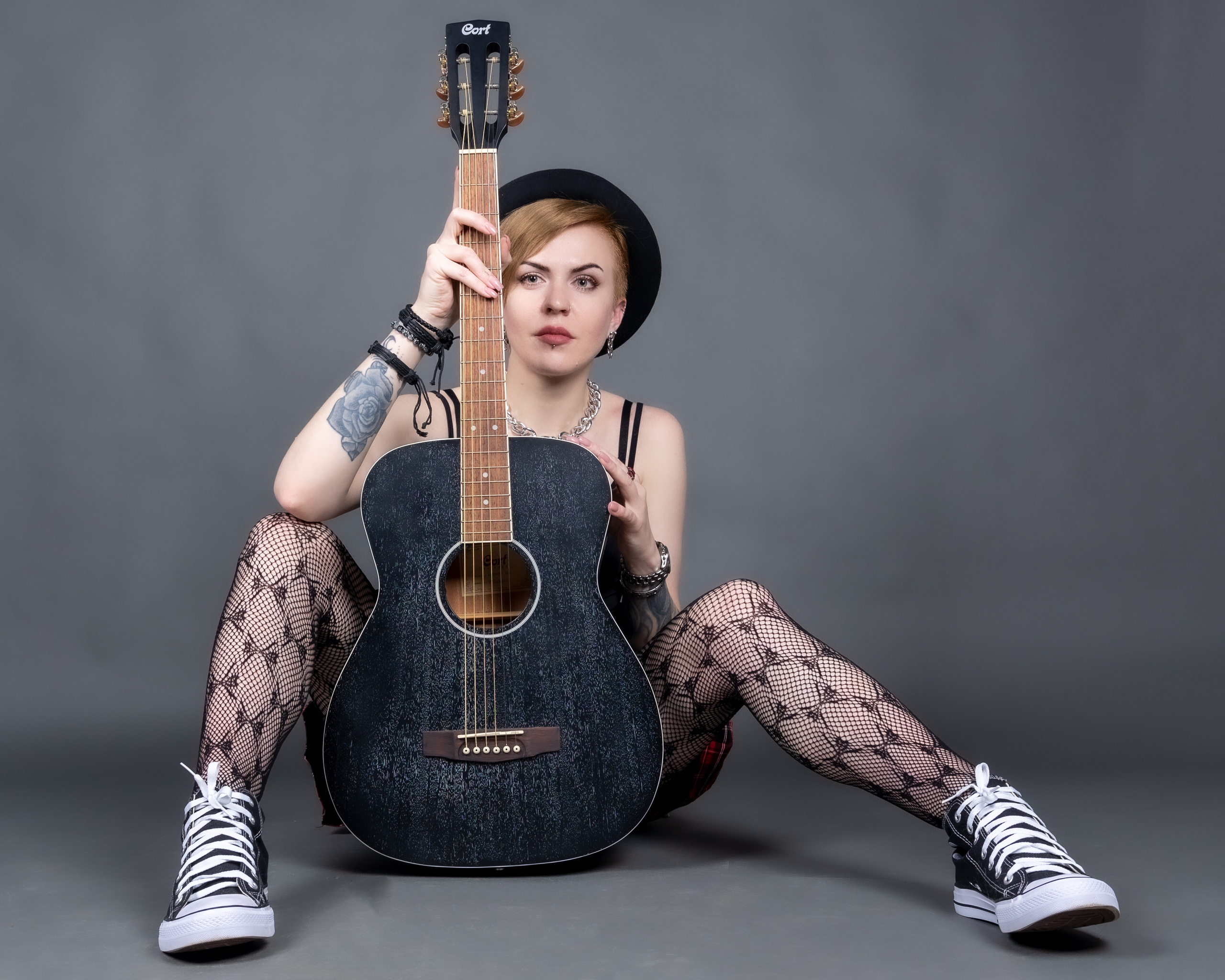 ФТК-Студия. Девушка с гитарой. Фотограф Владимир Роля