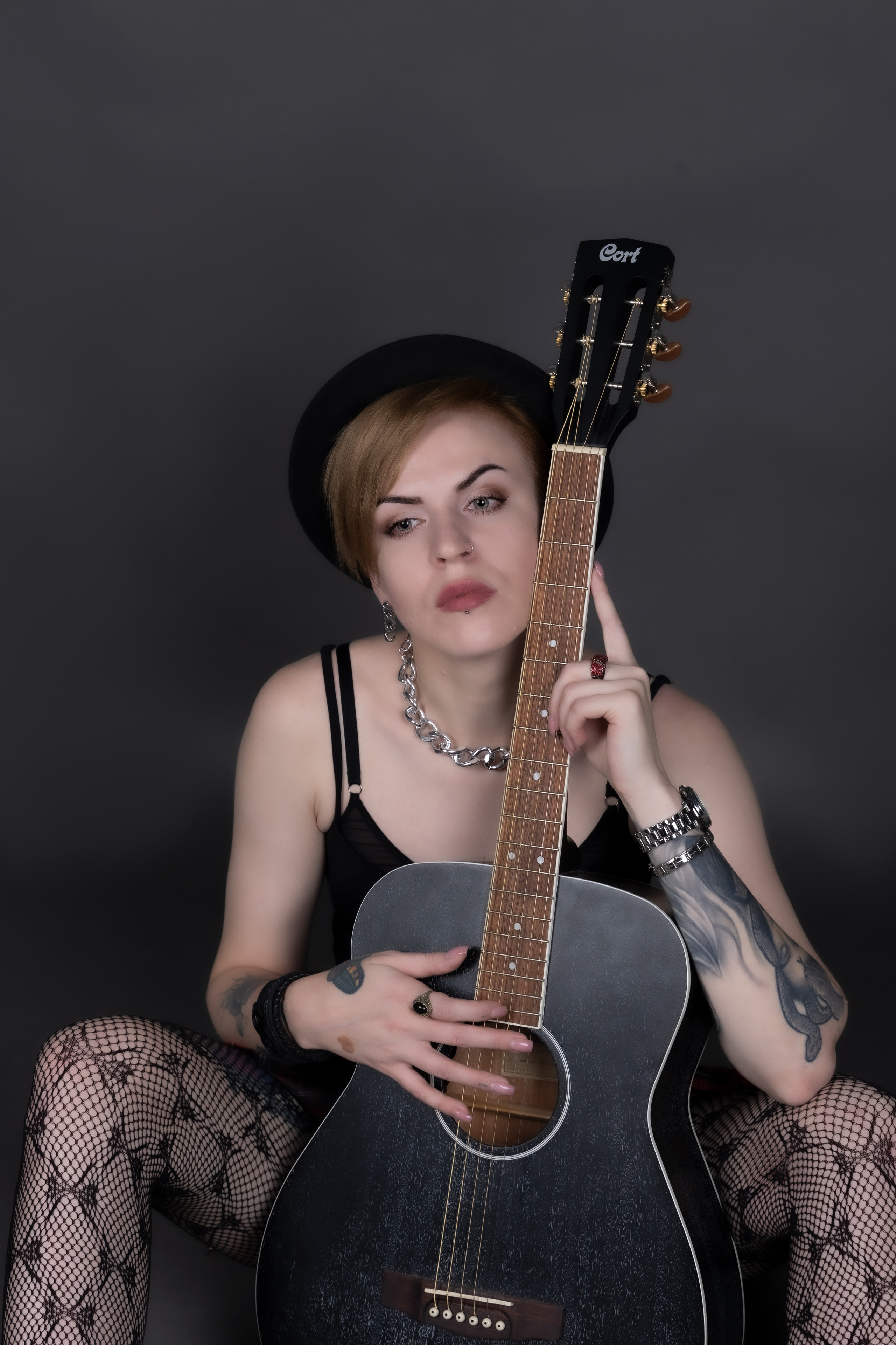 ФТК-Студия. Девушка с гитарой. Фотограф Владимир Роля