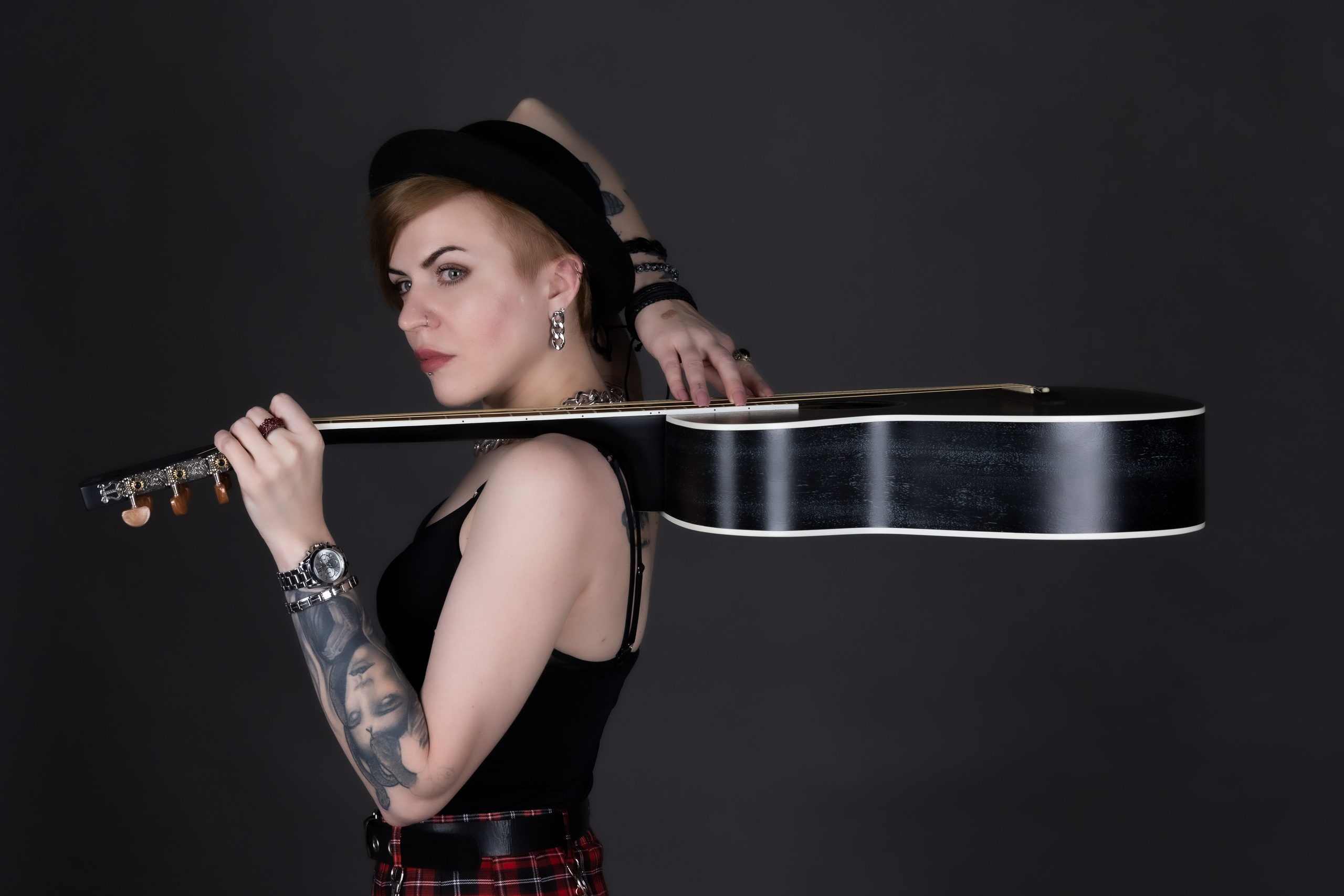 ФТК-Студия. Девушка с гитарой. Фотограф Владимир Роля