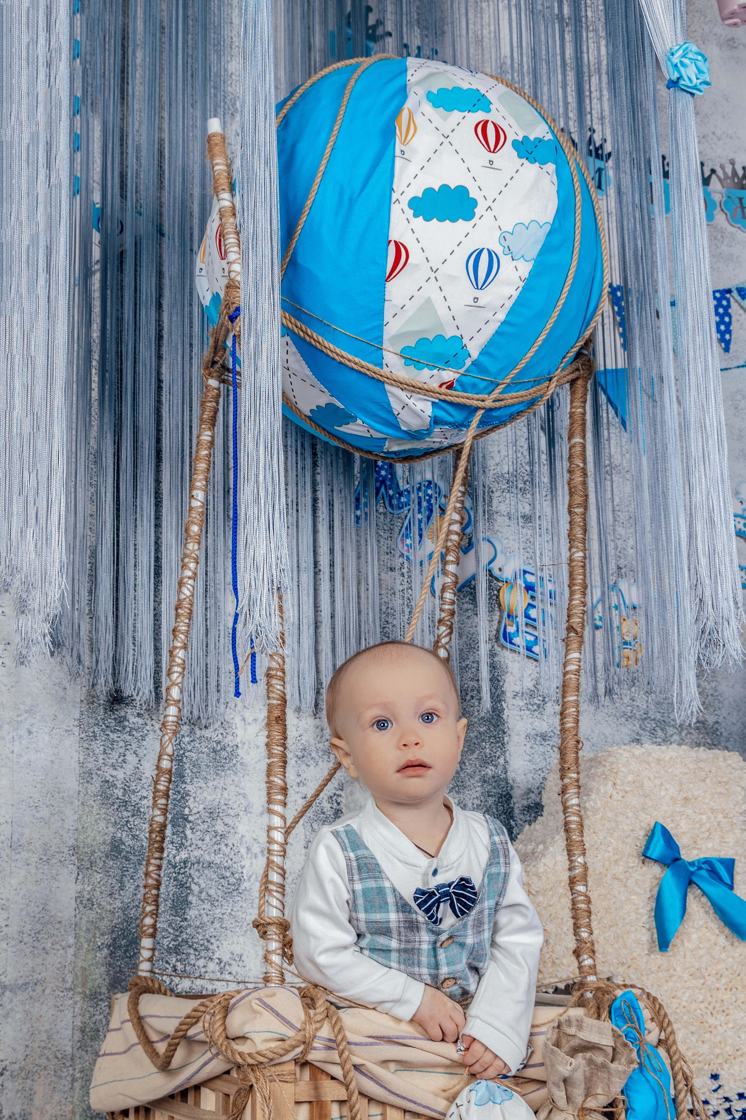 Мама, папа и малыш на воздушном шаре. Фотограф Владимир Роля