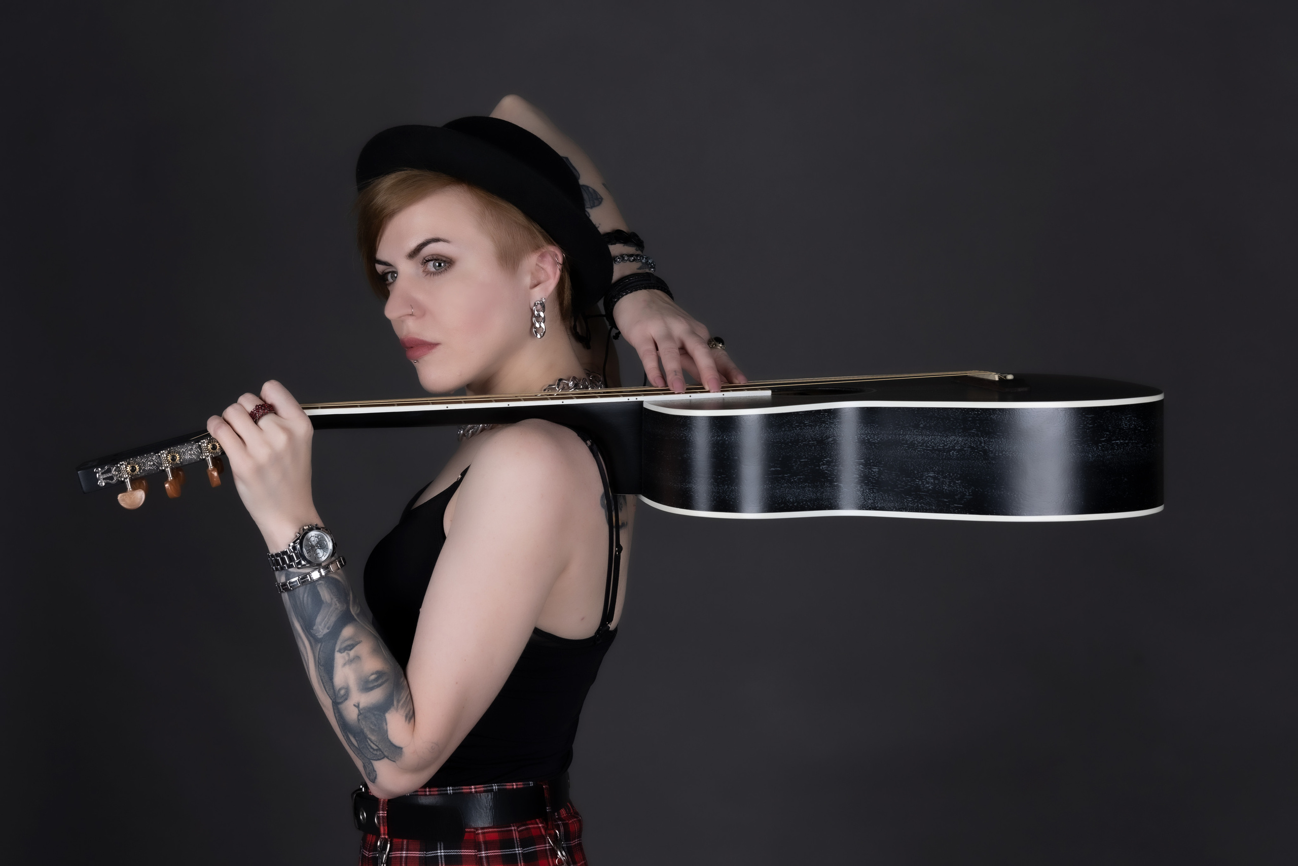 ФТК-Студия. Девушка с гитарой. Фотограф Владимир Роля