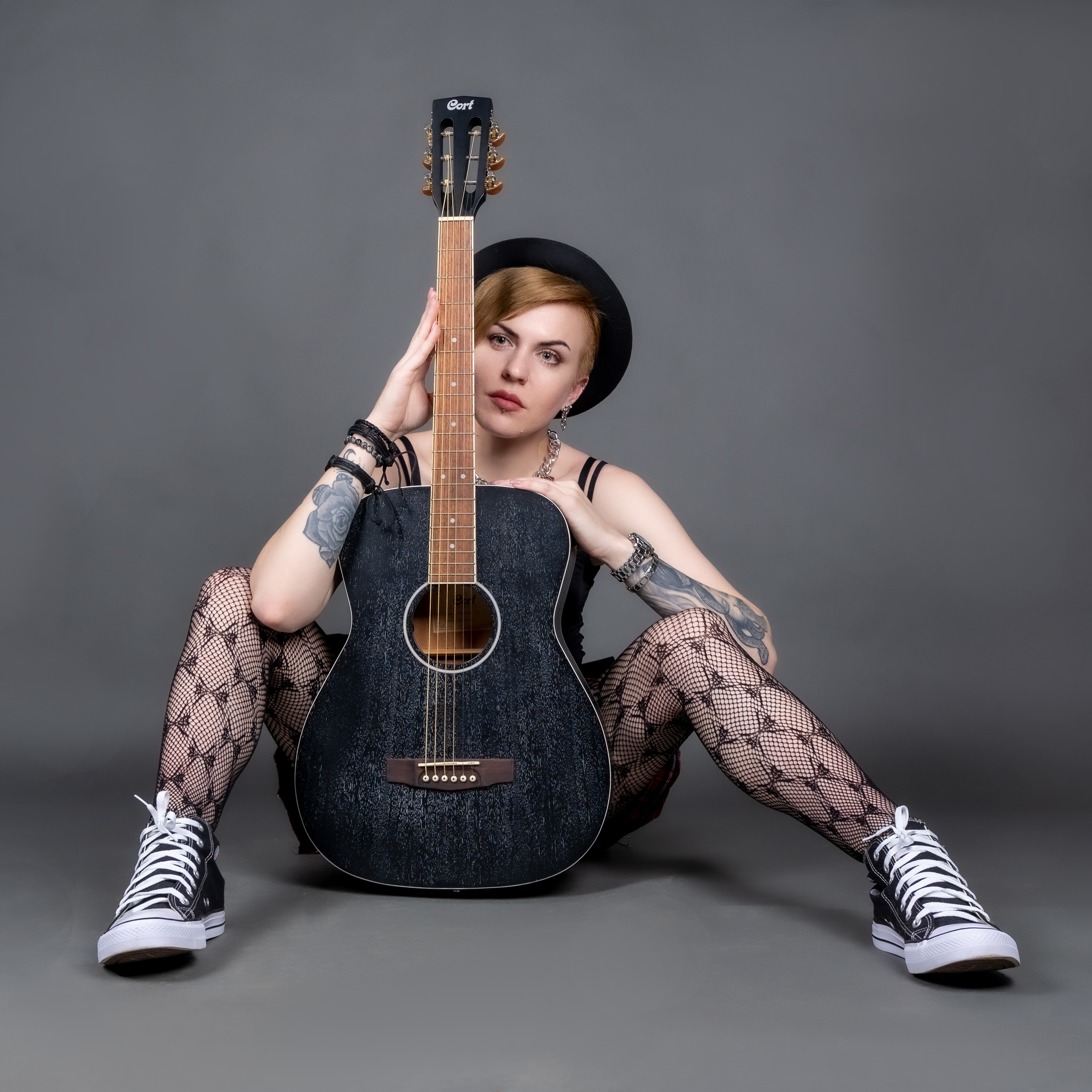 ФТК-Студия. Девушка с гитарой. Фотограф Владимир Роля