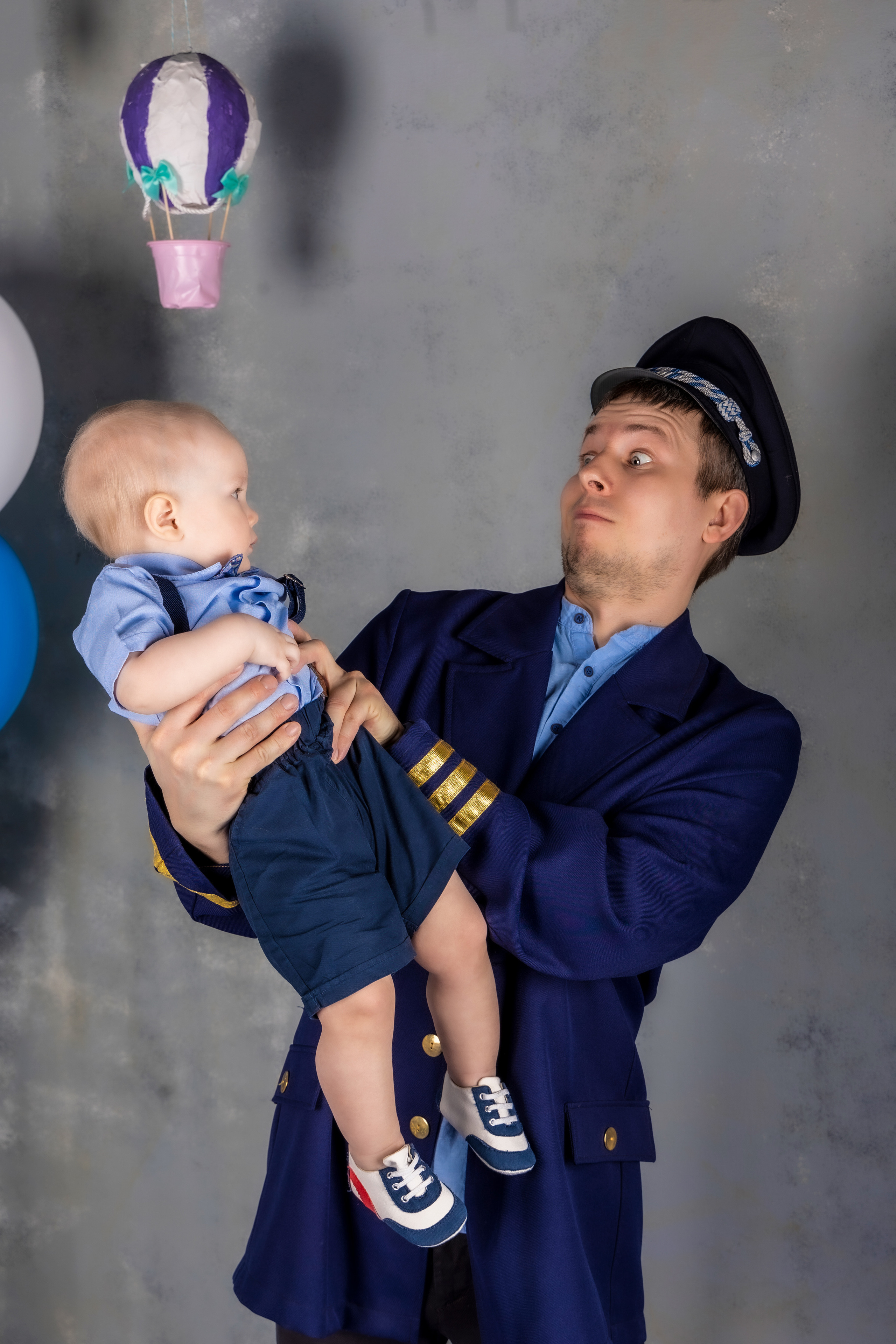 Мама, папа и малыш на воздушном шаре. Фотограф Владимир Роля