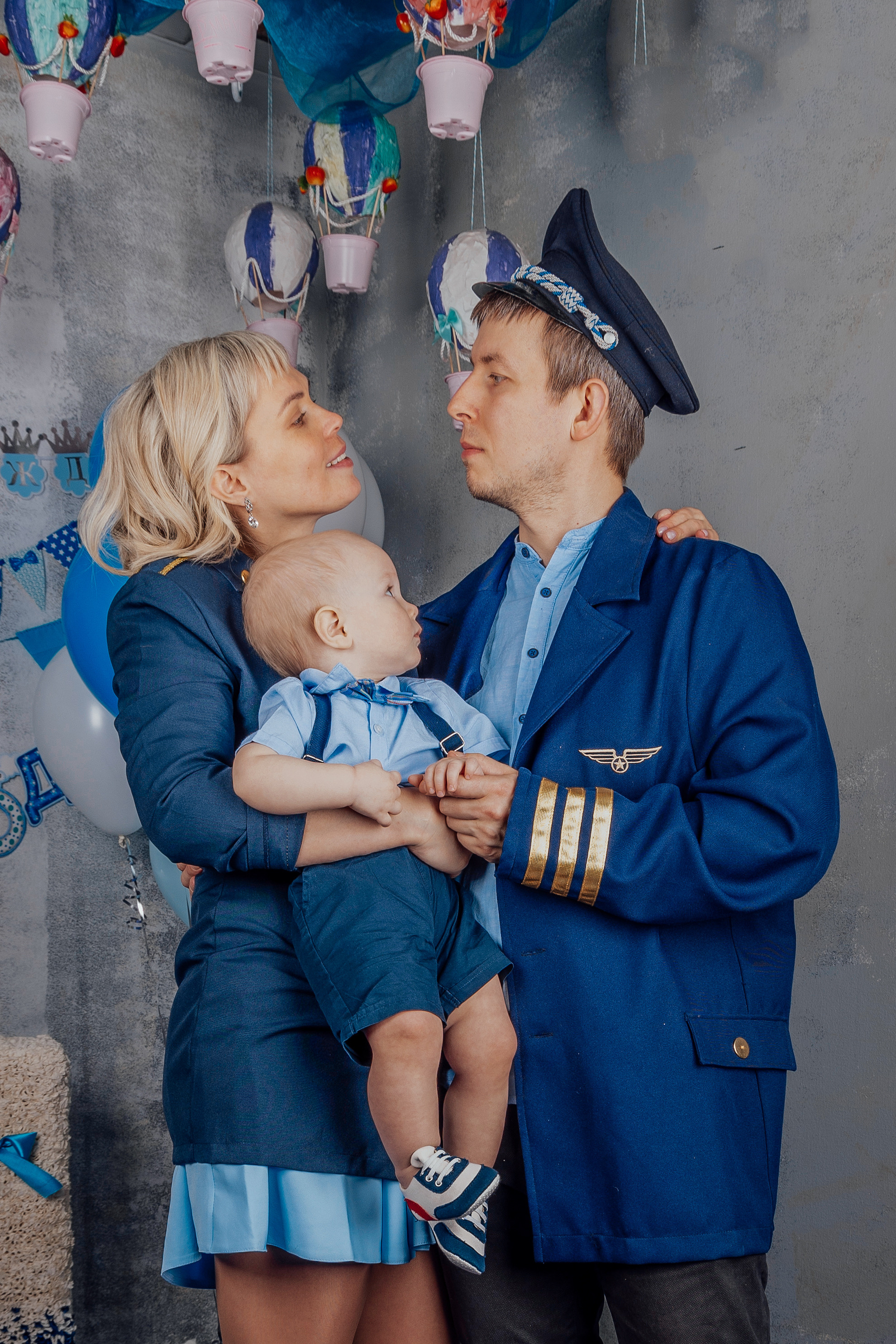 Мама, папа и малыш на воздушном шаре. Фотограф Владимир Роля