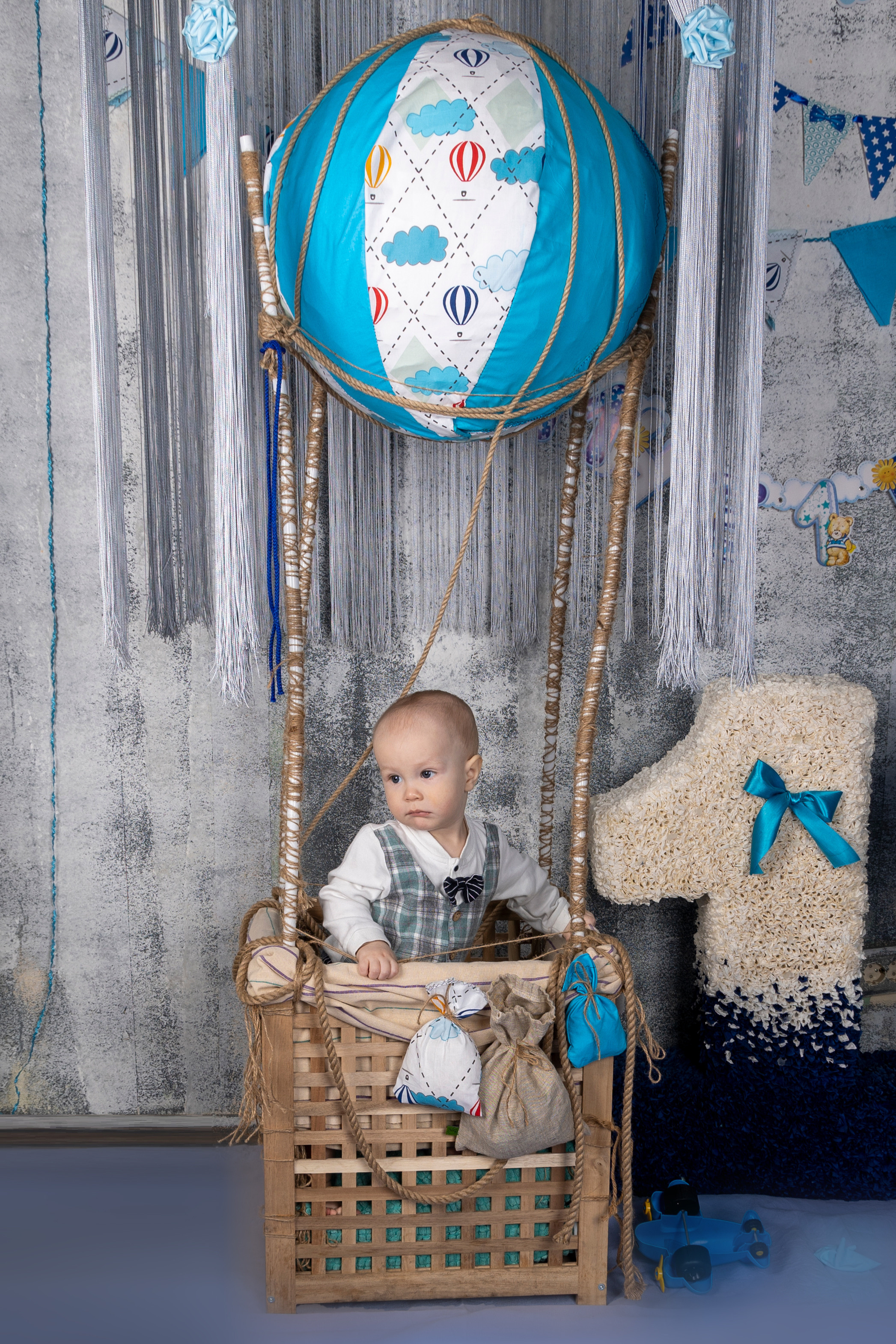 Мама, папа и малыш на воздушном шаре. Фотограф Владимир Роля