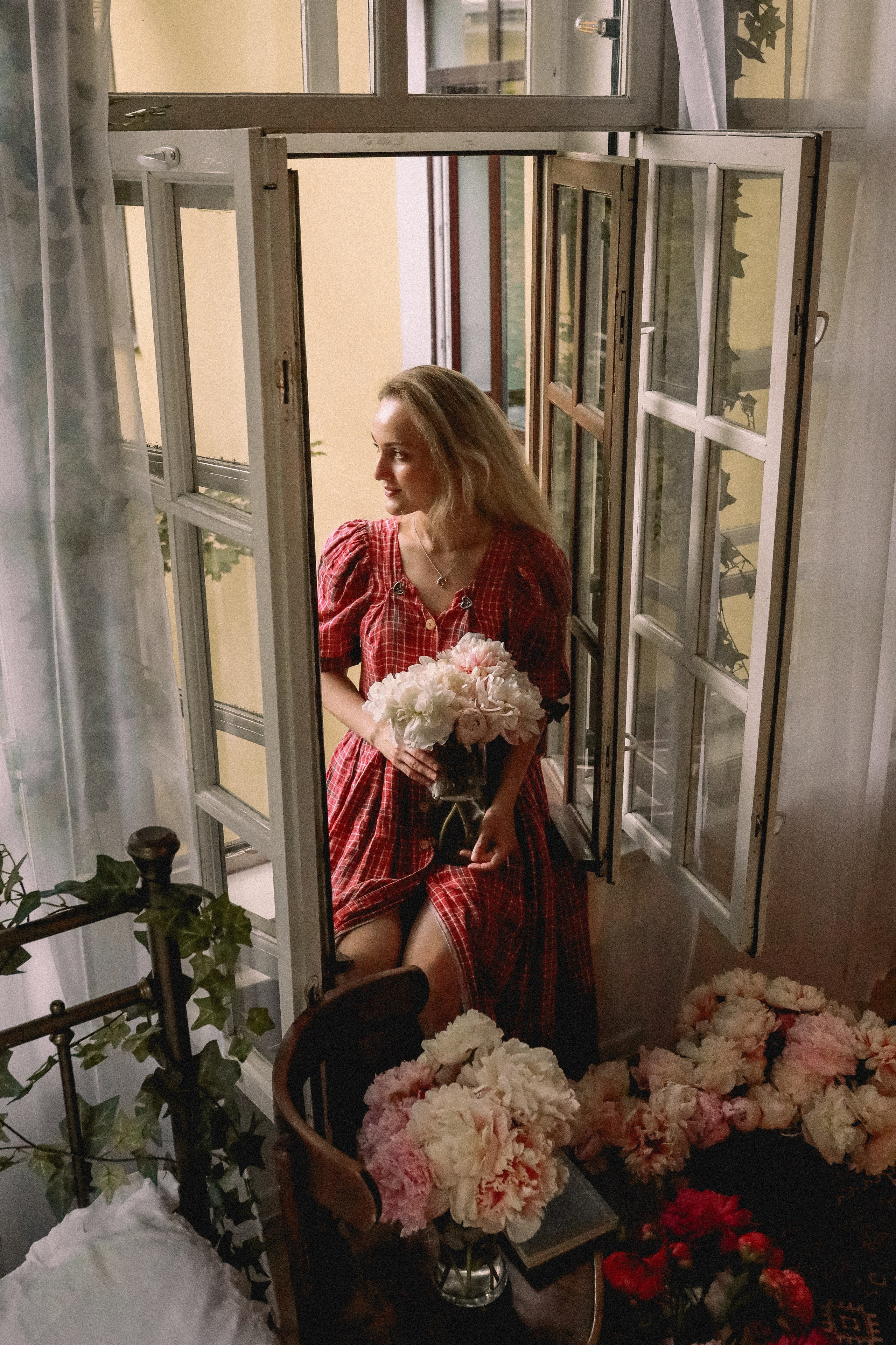 Пионы на балконе