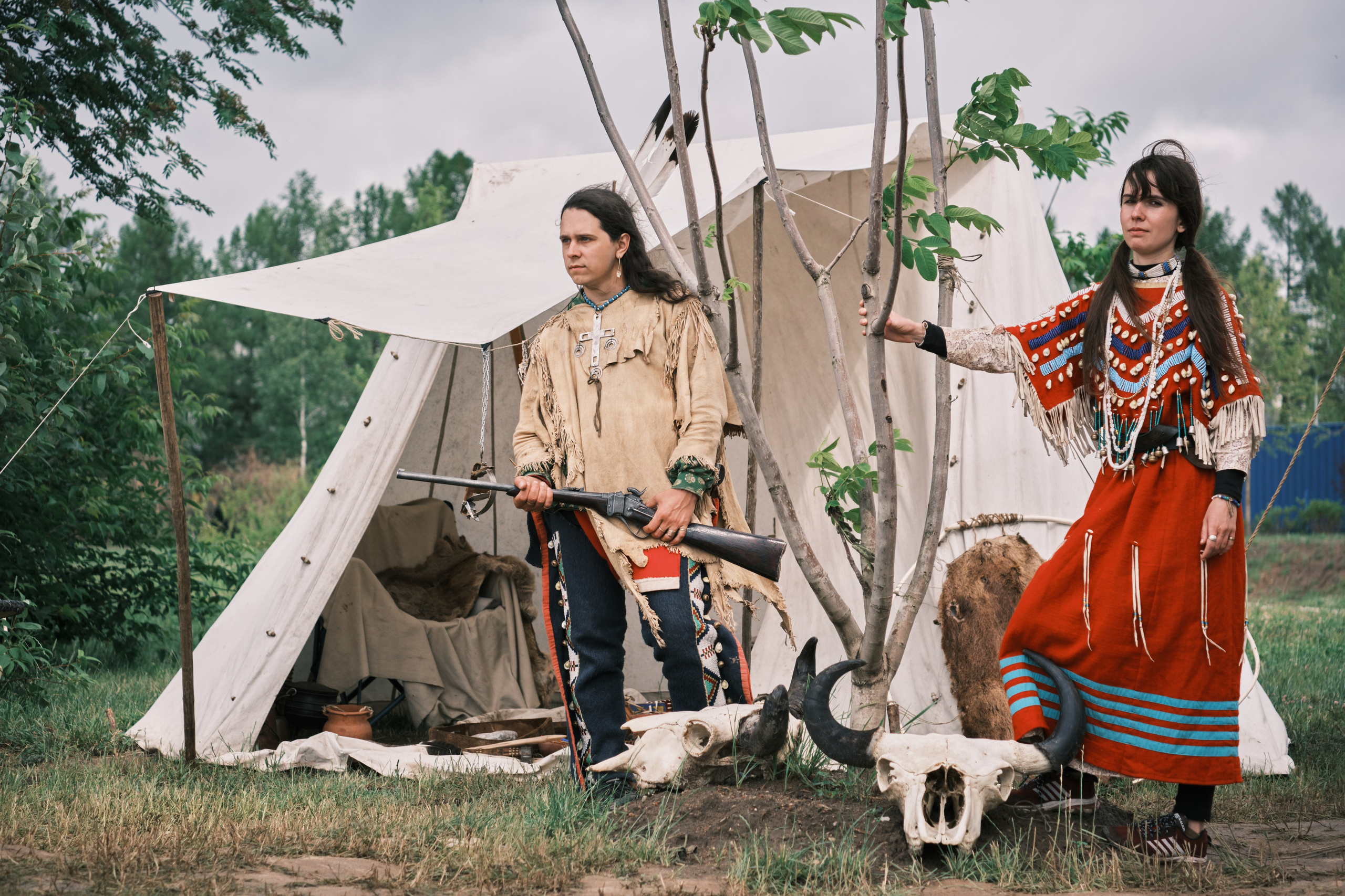 Индейцы мужчина и женщина стоят у шатра