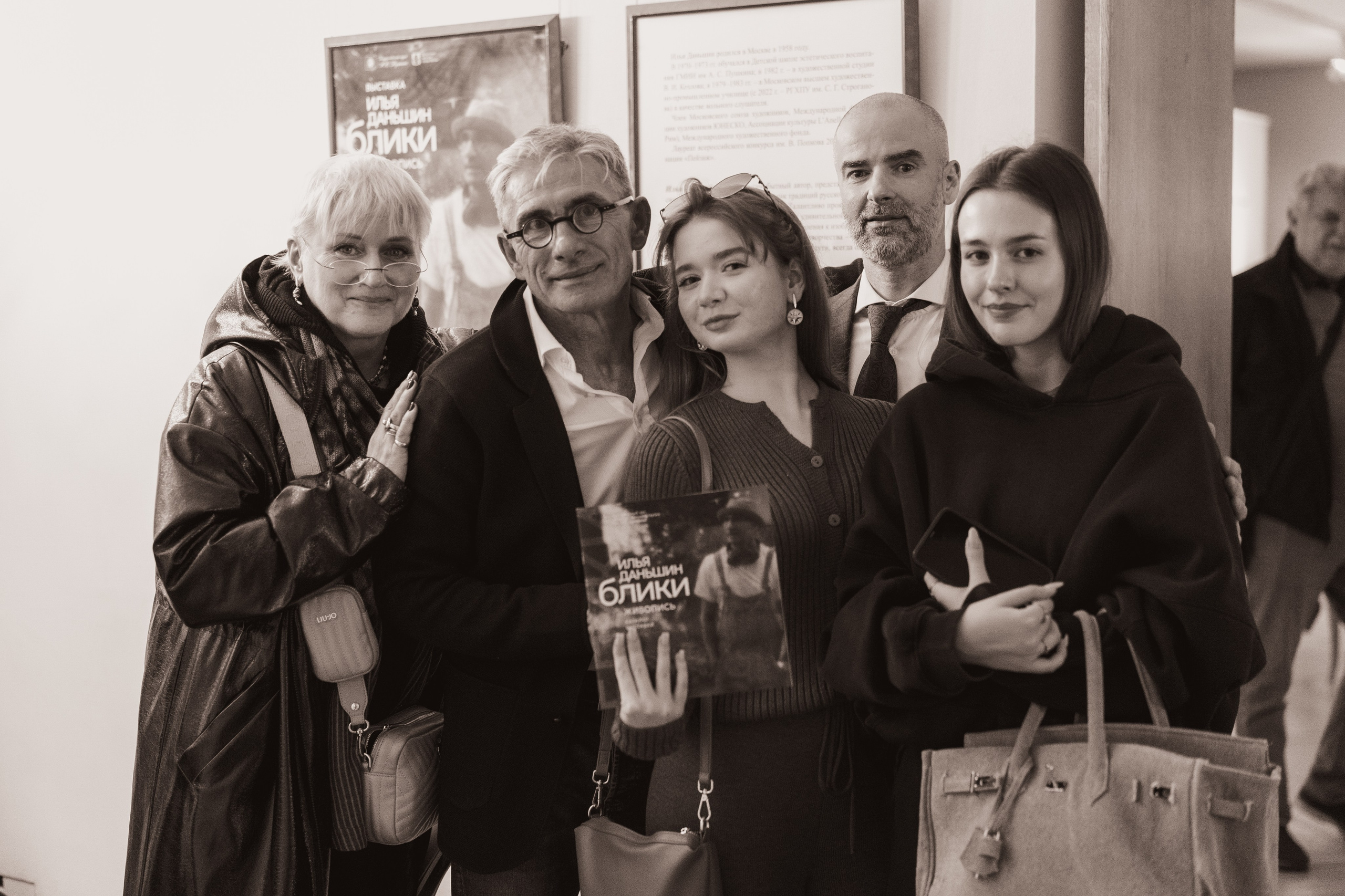 Съёмка открытия вытсавки художника Ильи Даньшина. Лиза Фирстова — самый добрый фотограф