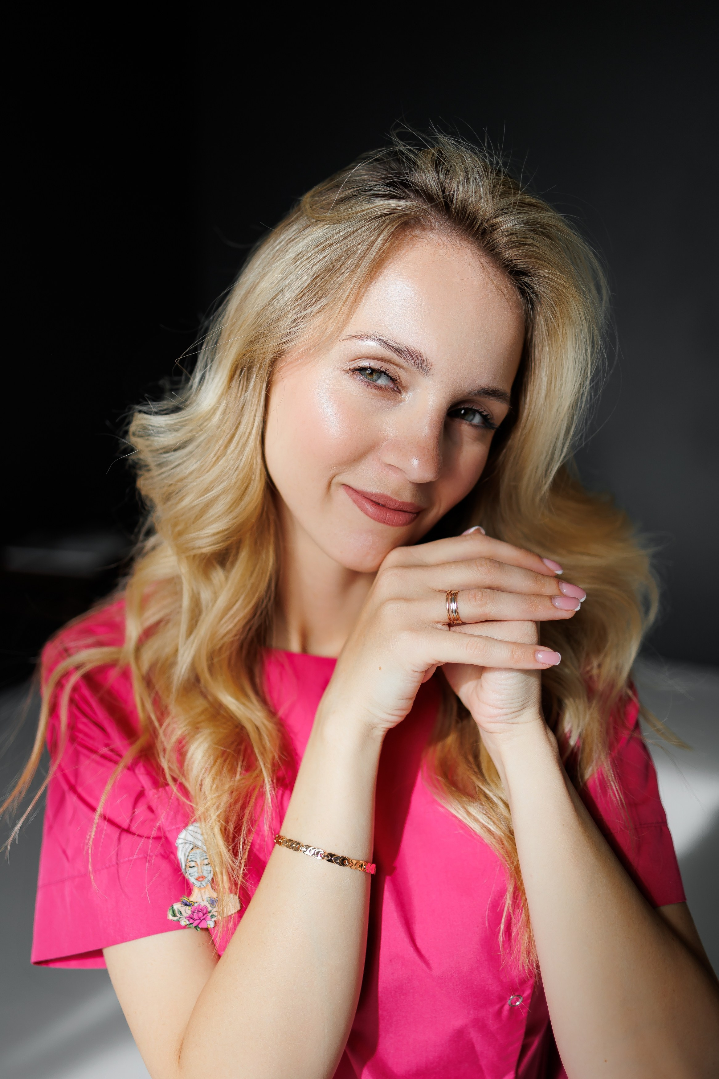 девушка с прической смотрит в кадр