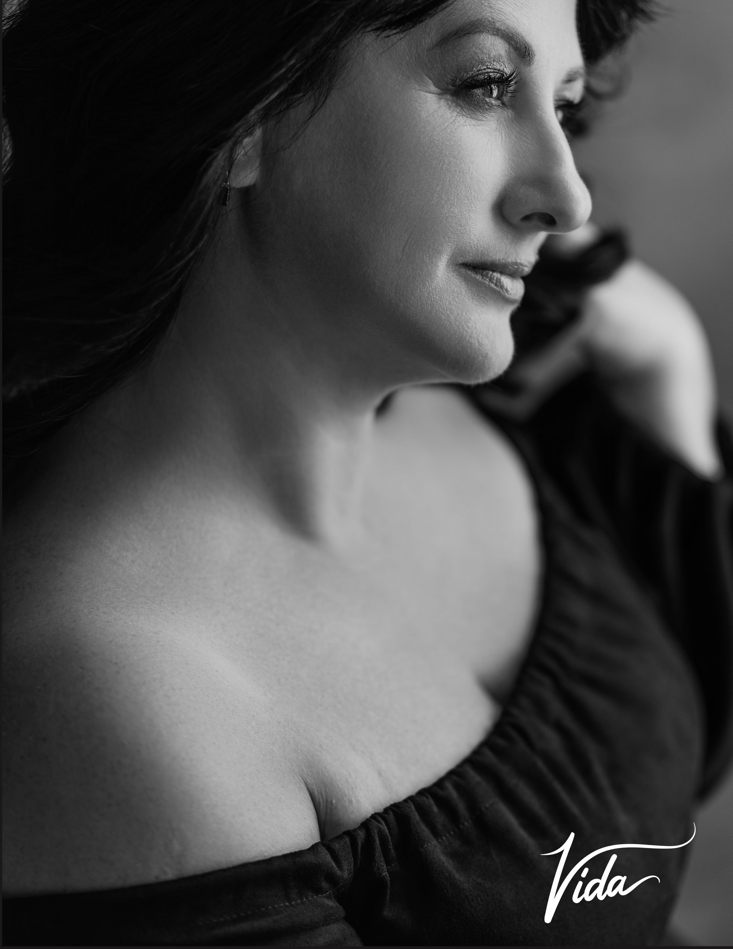 Женская фотосессия в студии для женщины которая принимает свой возраст 45+. Женский фотограф в Красноярске