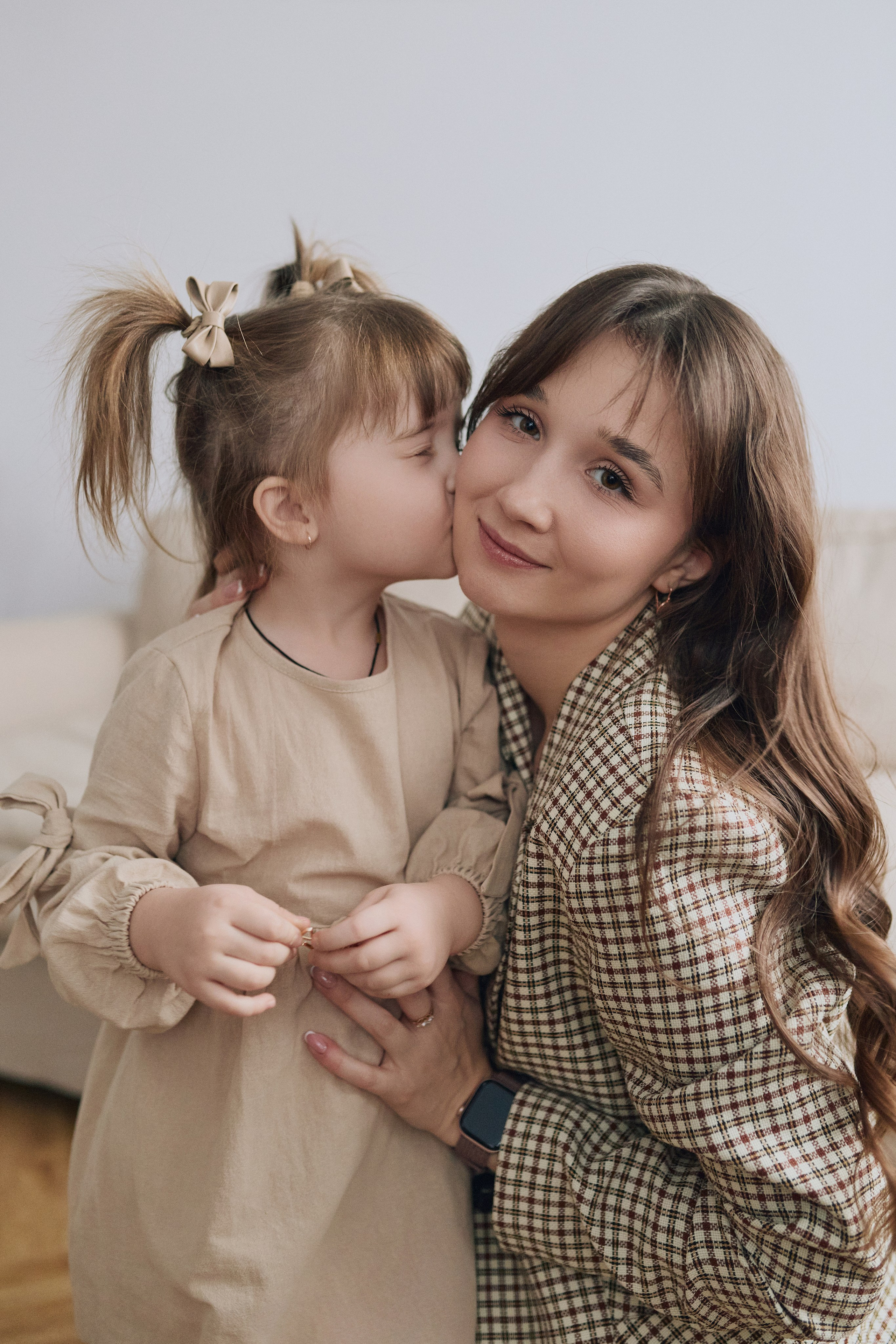 Студийная фотосессия мамы и дочки. Алина Каравайцева. Фотограф в городе Барнаул