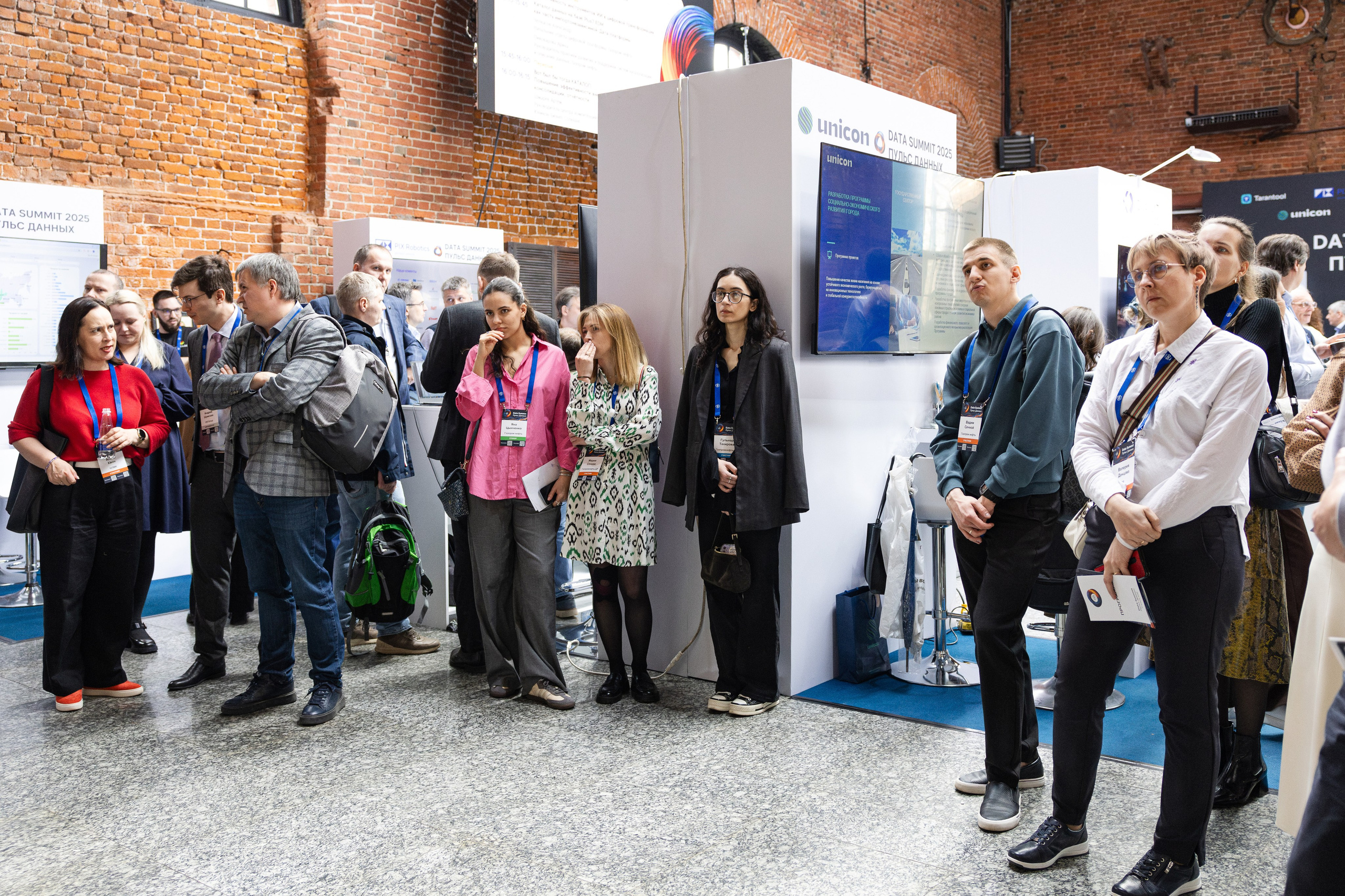 Data Summit 2025 (1). Свадебный репортажный фотограф в Москве