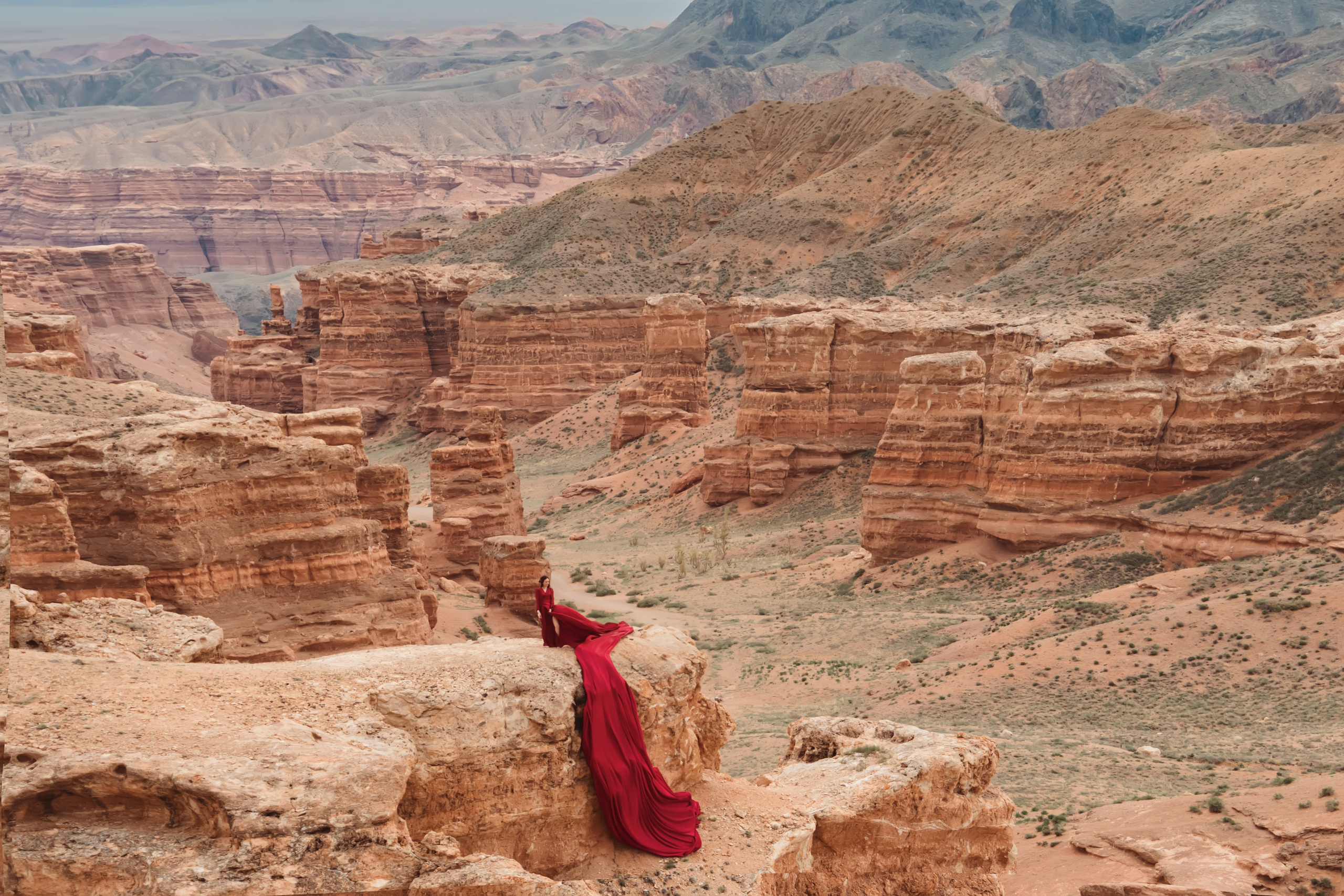 Индивидуальная фотосессия на Чарыне. Профессиональная съемка в Алматы