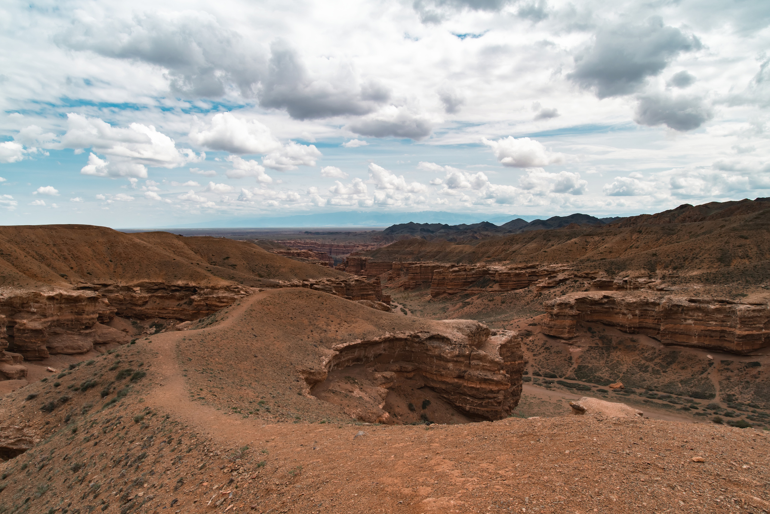 Индивидуальная фотосессия на Чарыне. Профессиональная съемка в Алматы