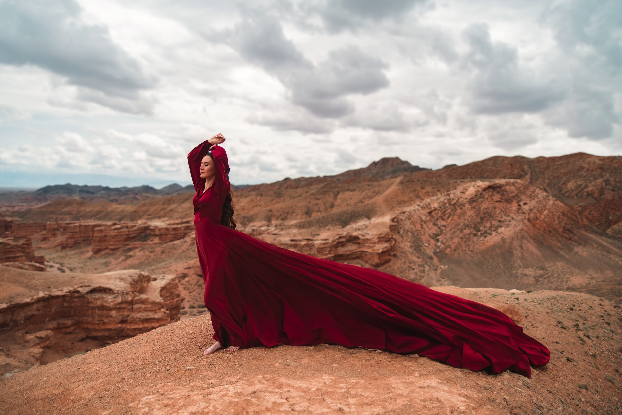 Индивидуальная фотосессия на Чарыне. Профессиональная съемка в Алматы