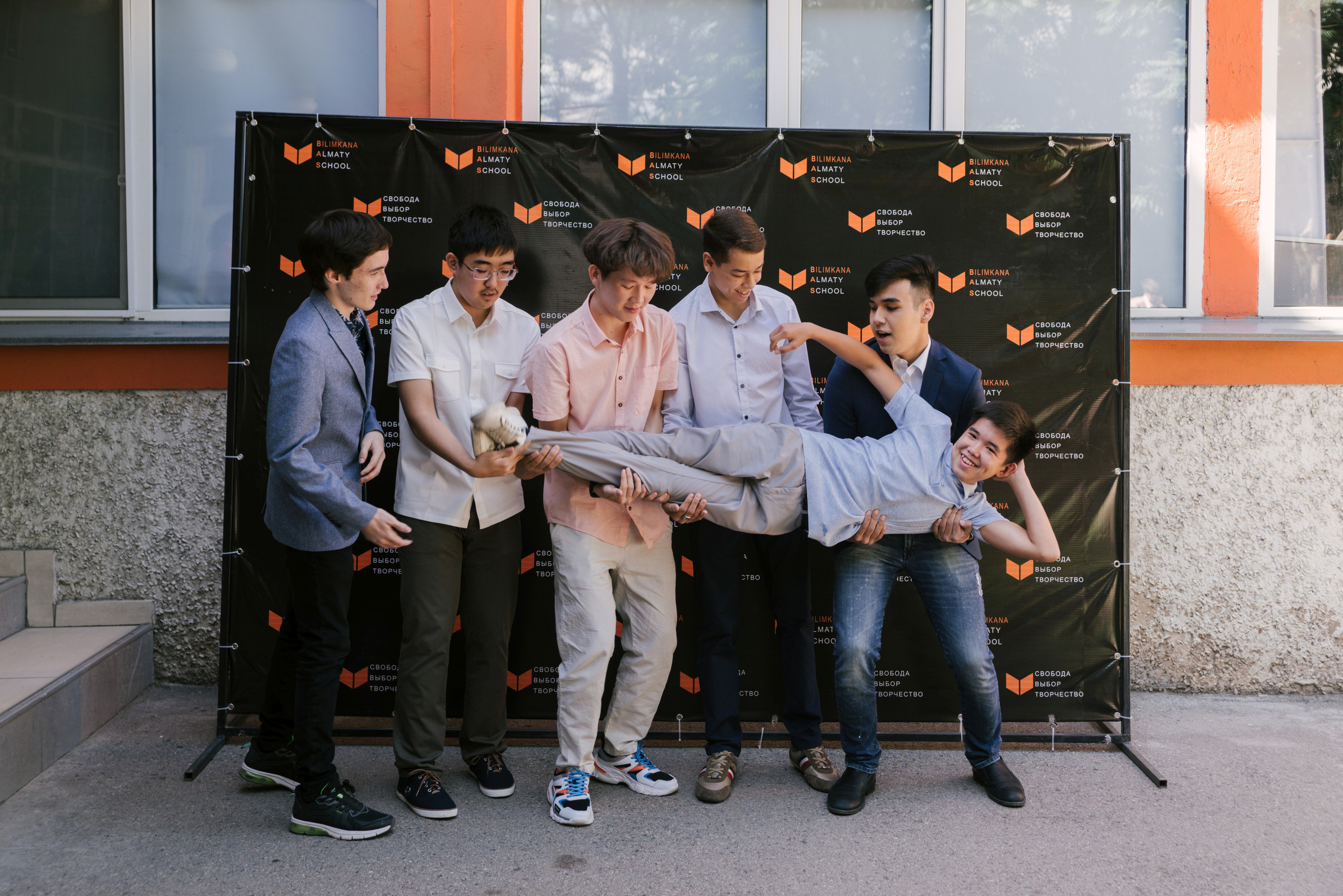 Школьный выпускной. Профессиональная съемка в Алматы