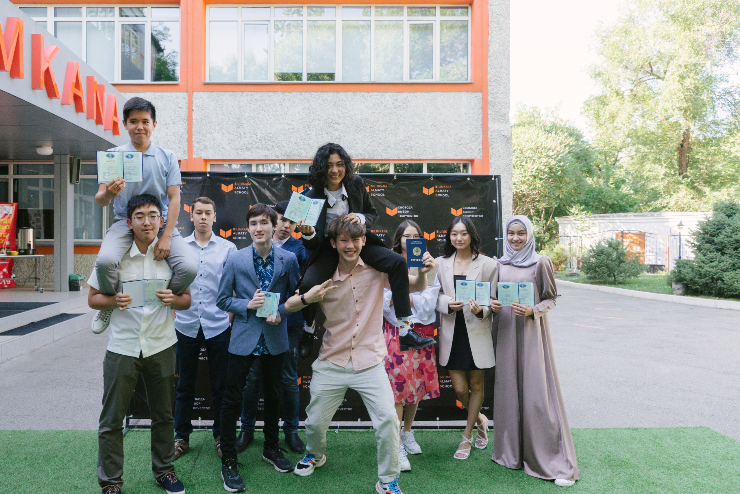 Школьный выпускной. Профессиональная съемка в Алматы