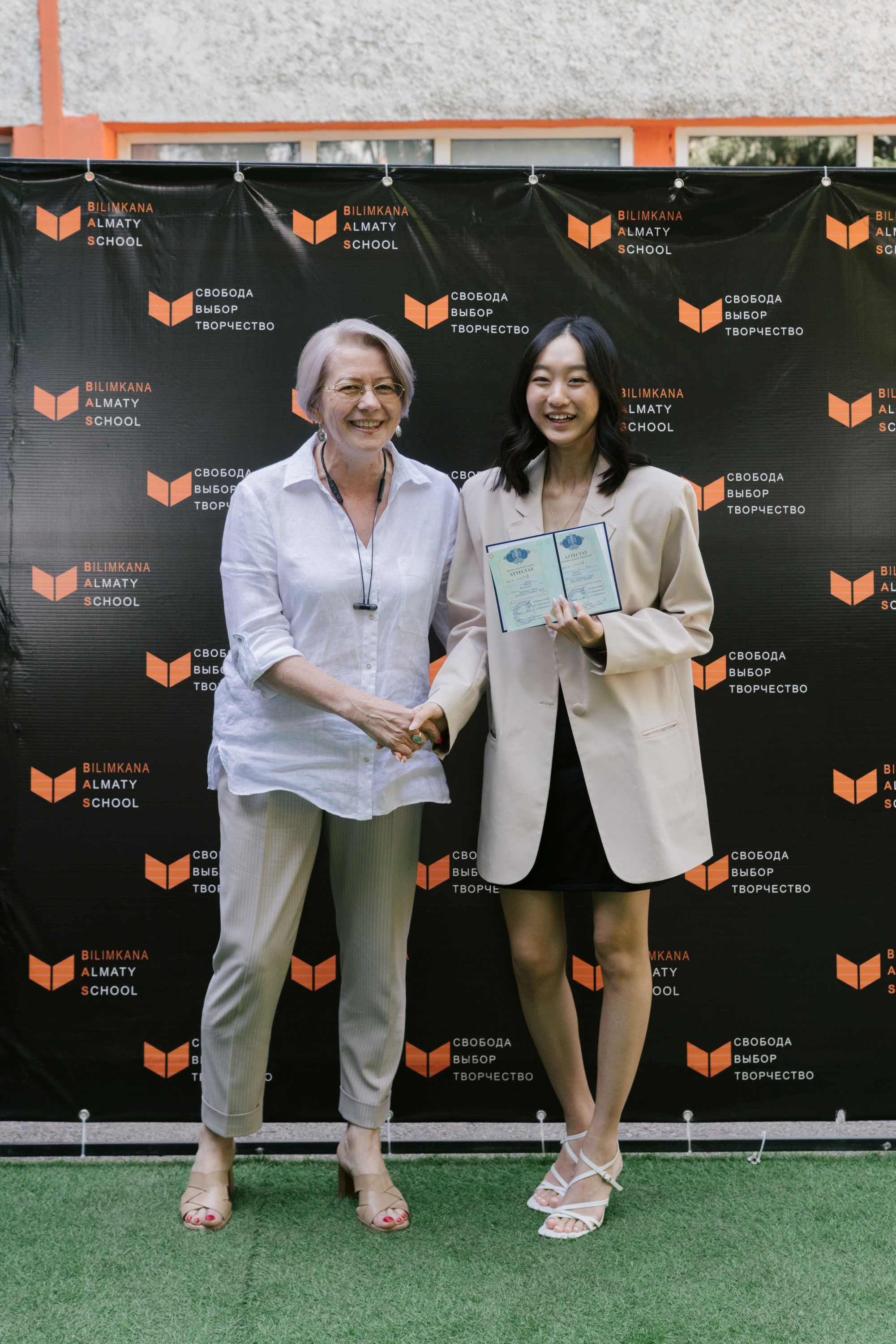 Школьный выпускной. Профессиональная съемка в Алматы