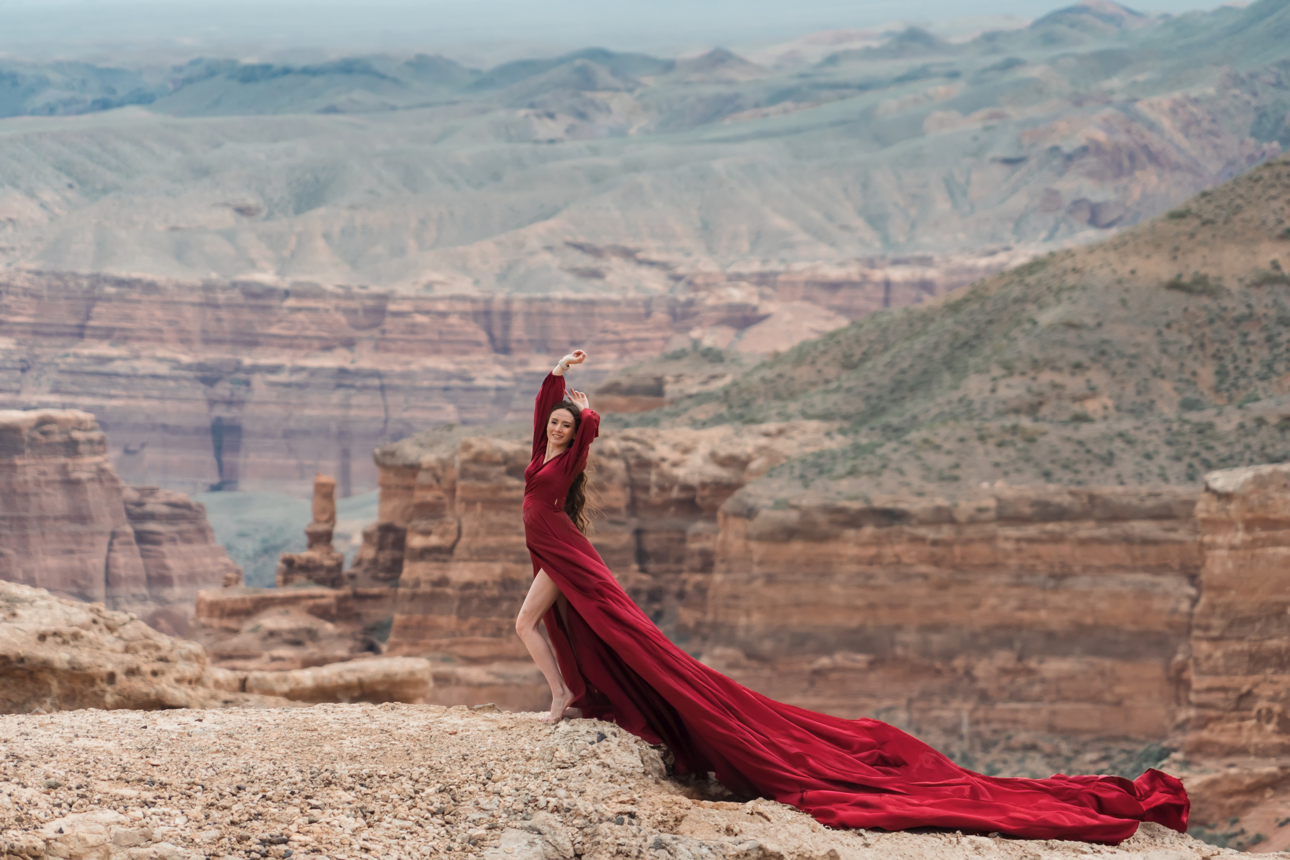 Индивидуальная фотосессия на Чарыне. Профессиональная съемка в Алматы