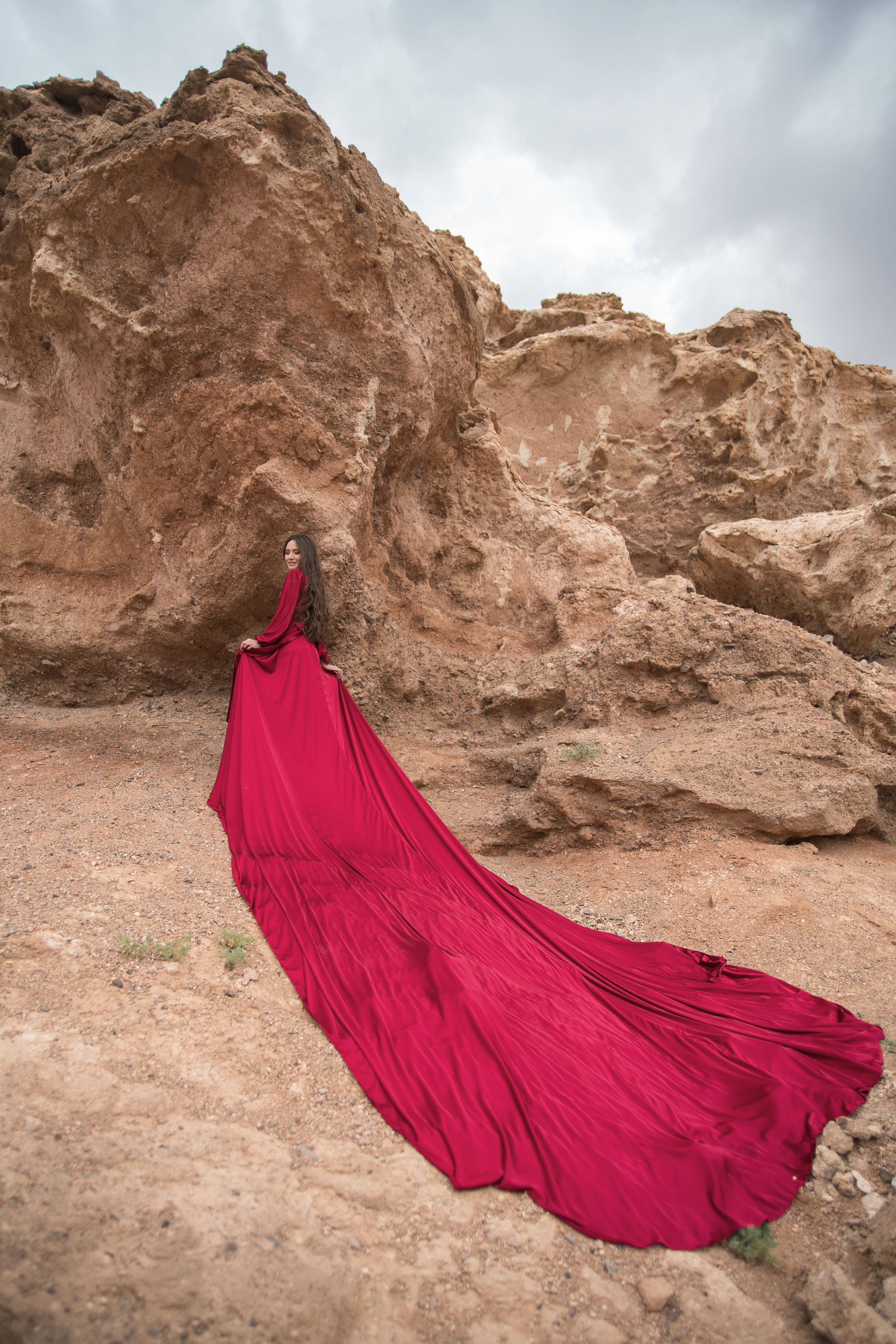 Индивидуальная фотосессия на Чарыне. Профессиональная съемка в Алматы