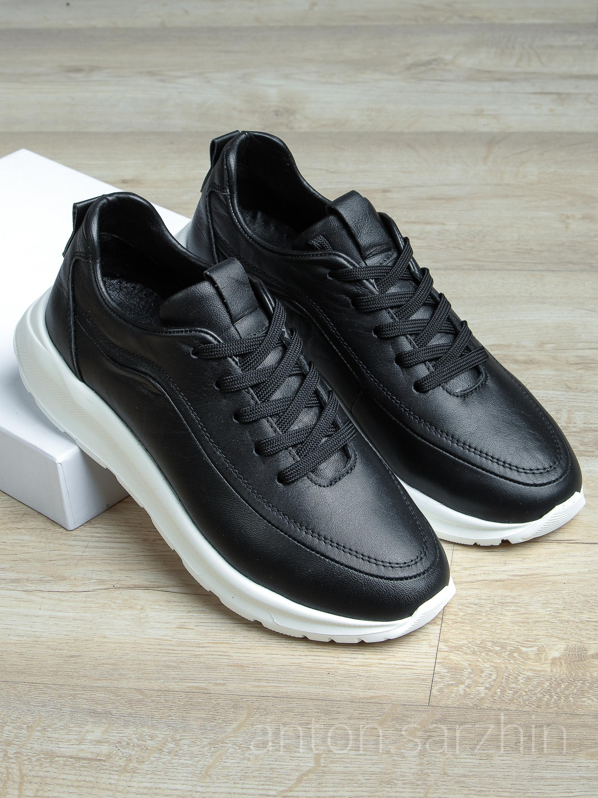 Предметная съемка кроссовок 