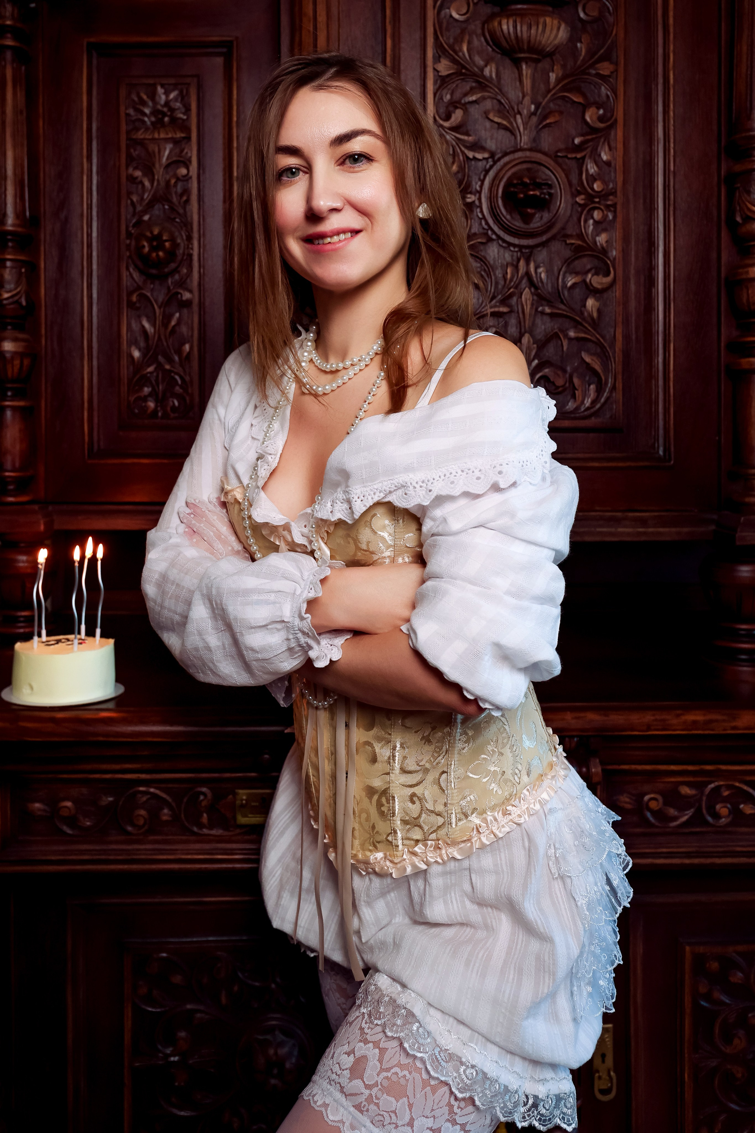 Фотосессия в номере отеля с винтажной мебелью