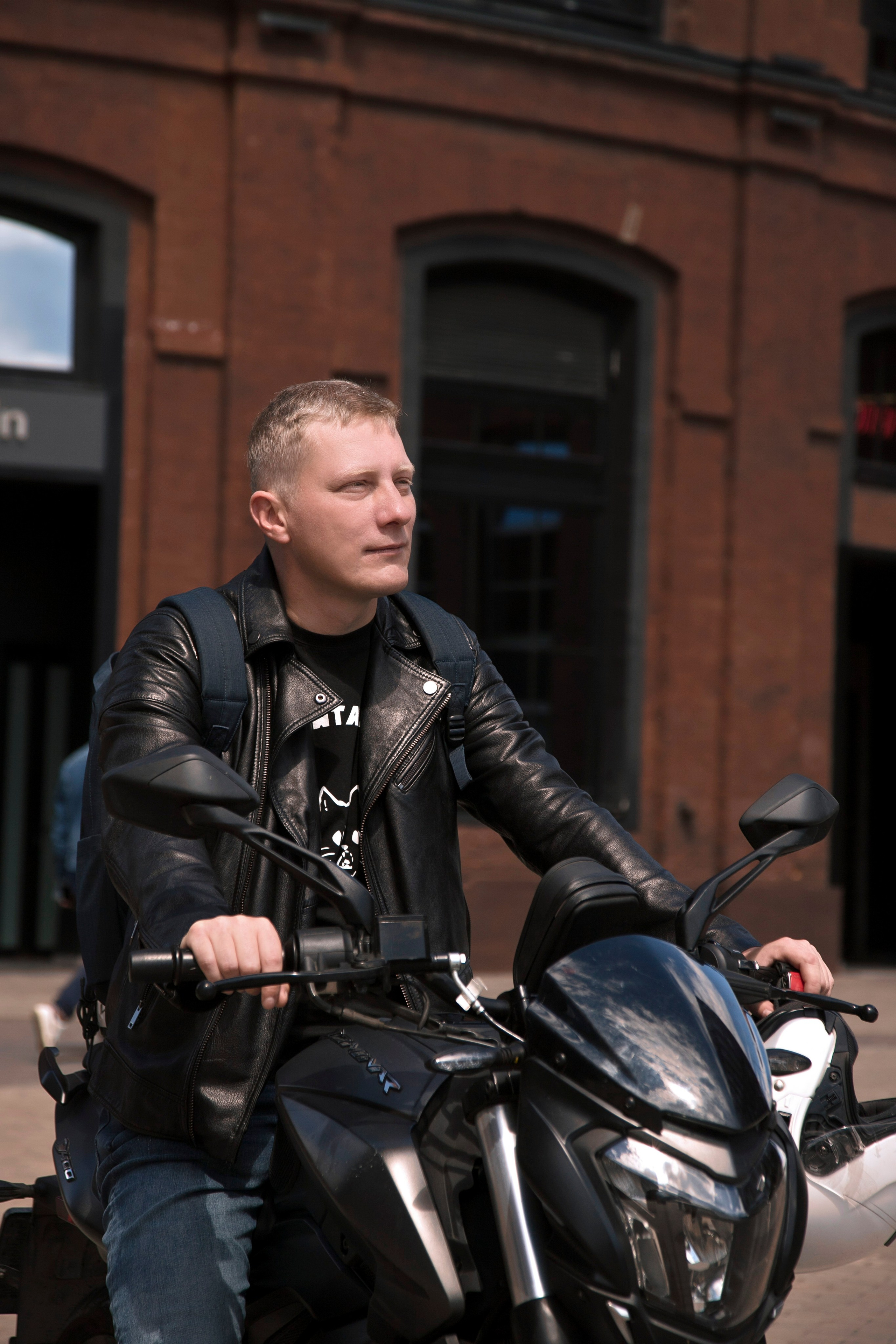 Мужская фотосессия на улице. Профессиональный фотограф в Москве