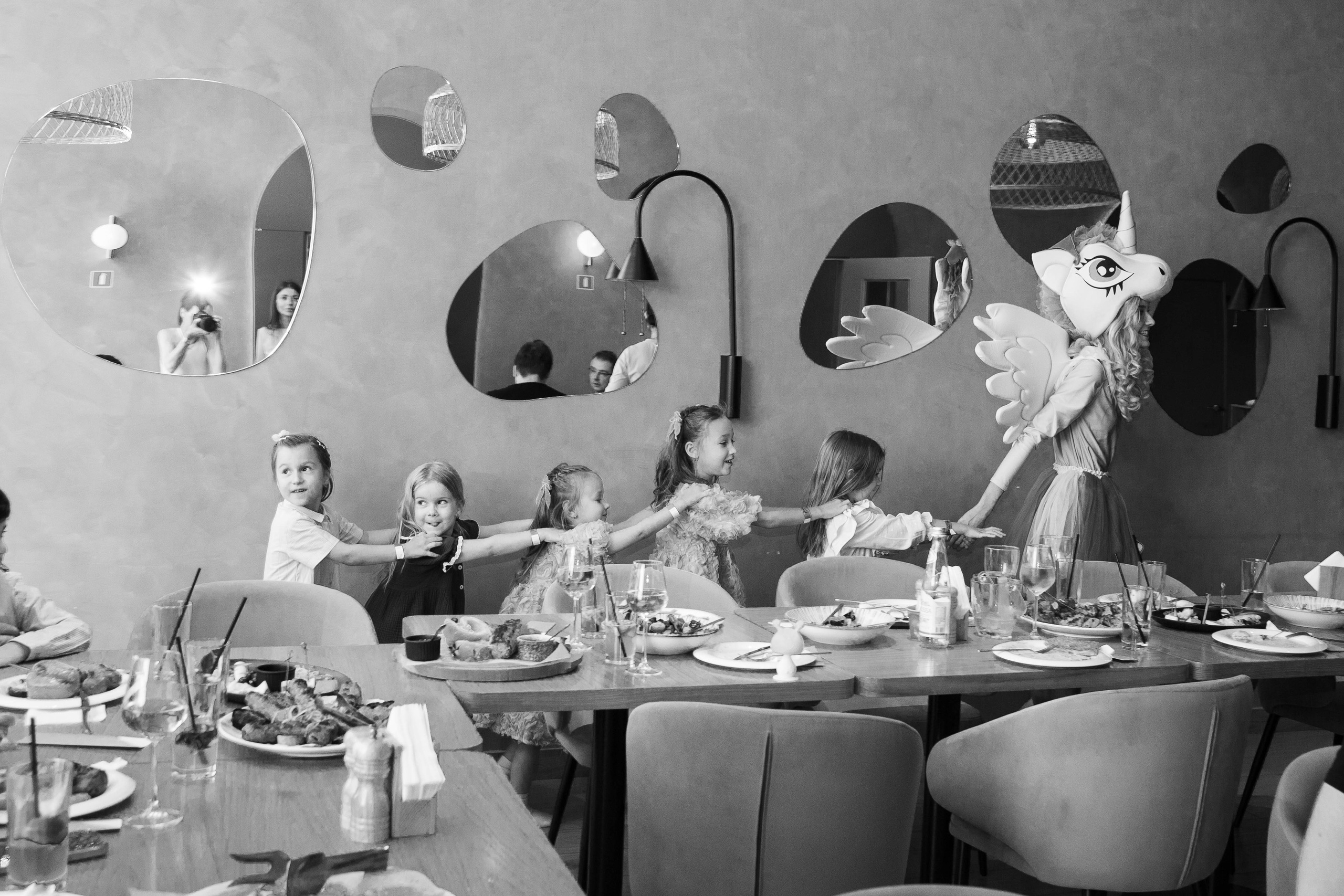 Репортажная съемка дня рождения сестер — живые эмоции праздника в Москве. Фотограф Анна Татаурова | Авторская фотосъемка в Москве