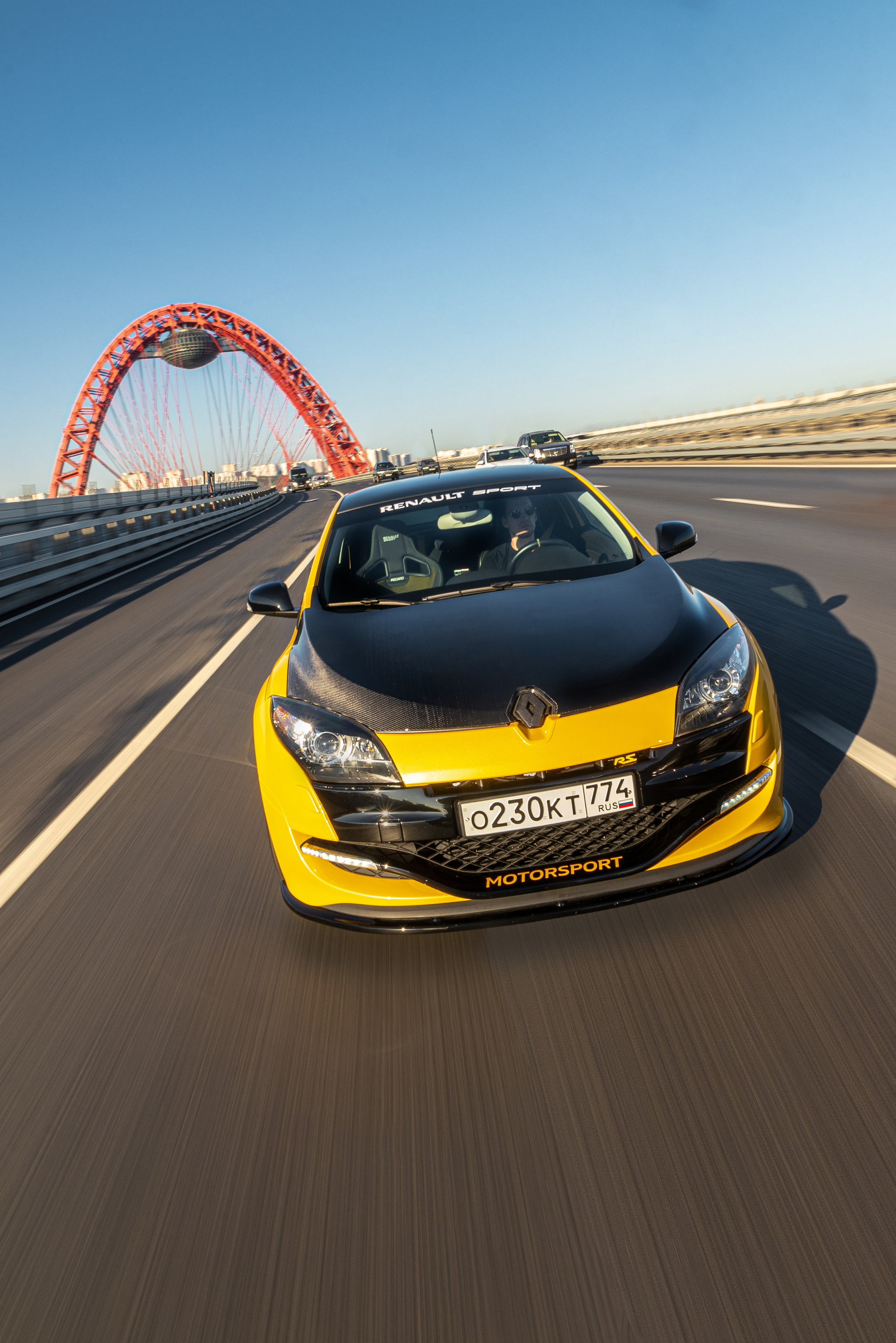 Спортивный хэтчбэк ездит по улицам Москвы. Жуков Илья  свадебный фотограф в Москве