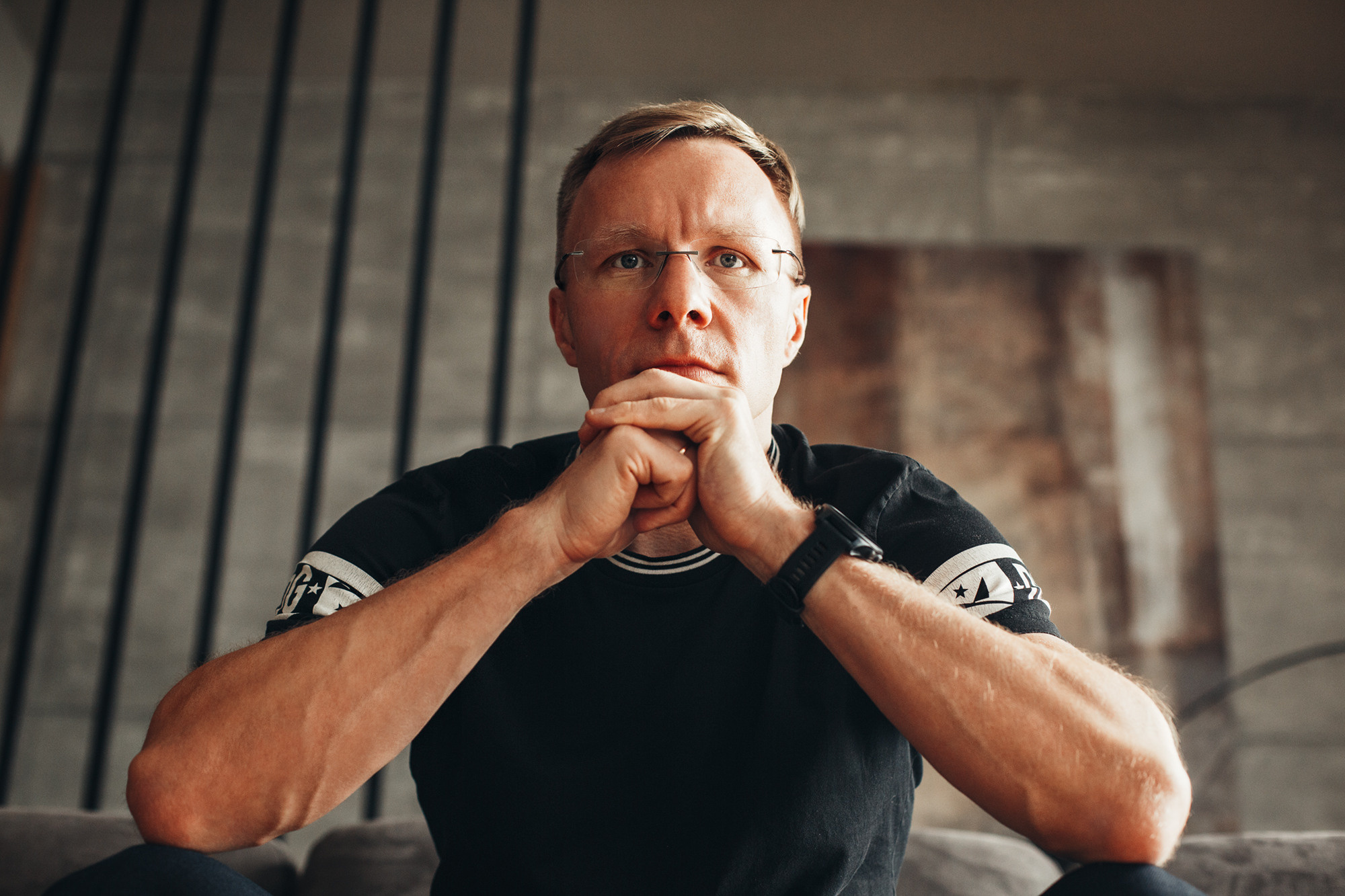 мужчина решает