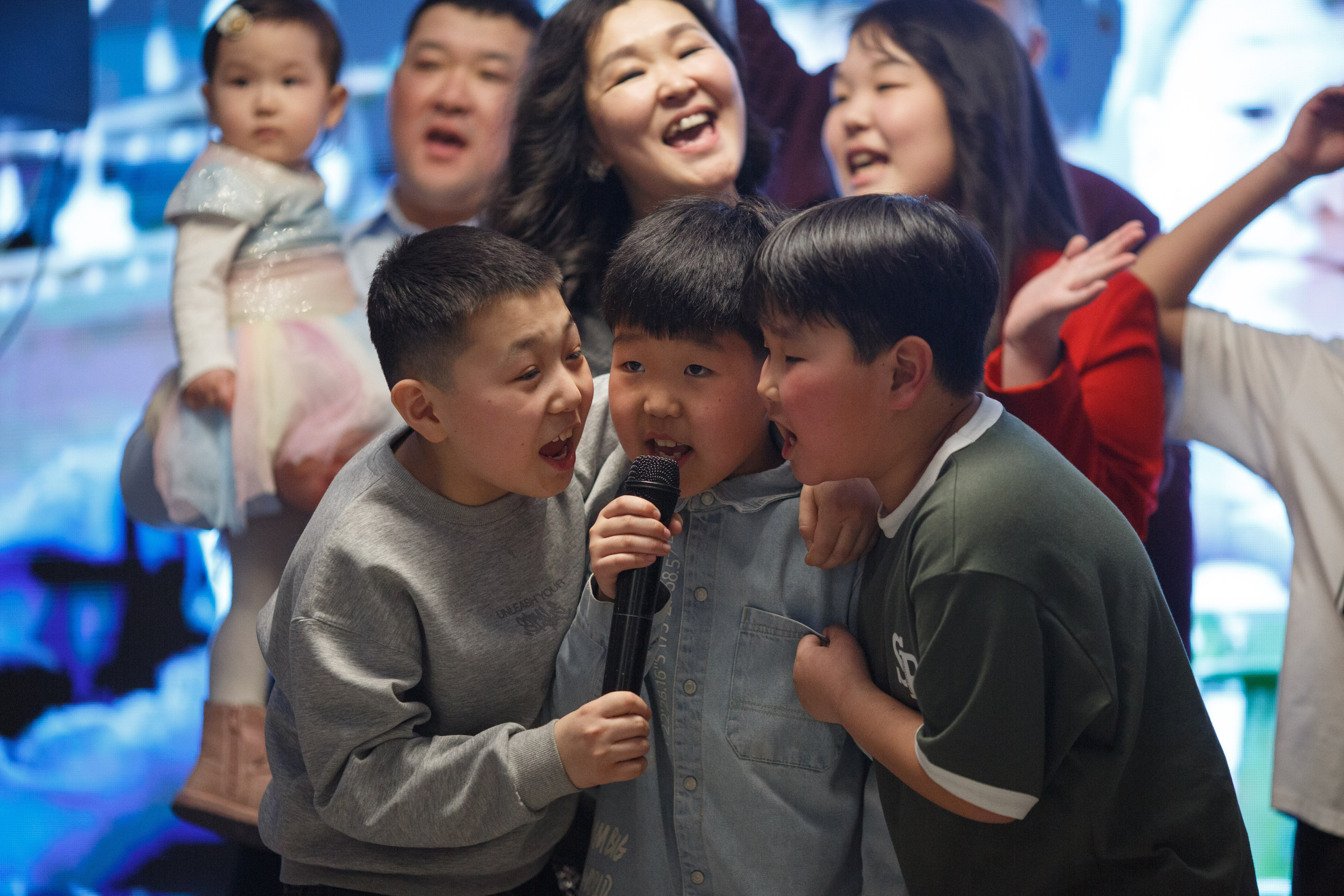 дети обнимаются и поют песню на Юбилеи