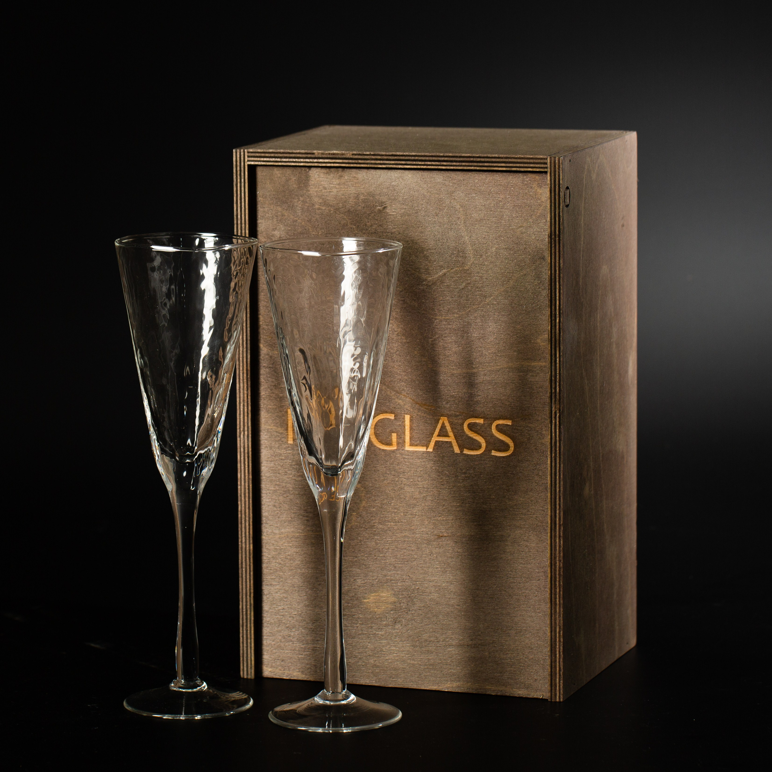 подарочный набор из двух фужеров и деревянного ящика