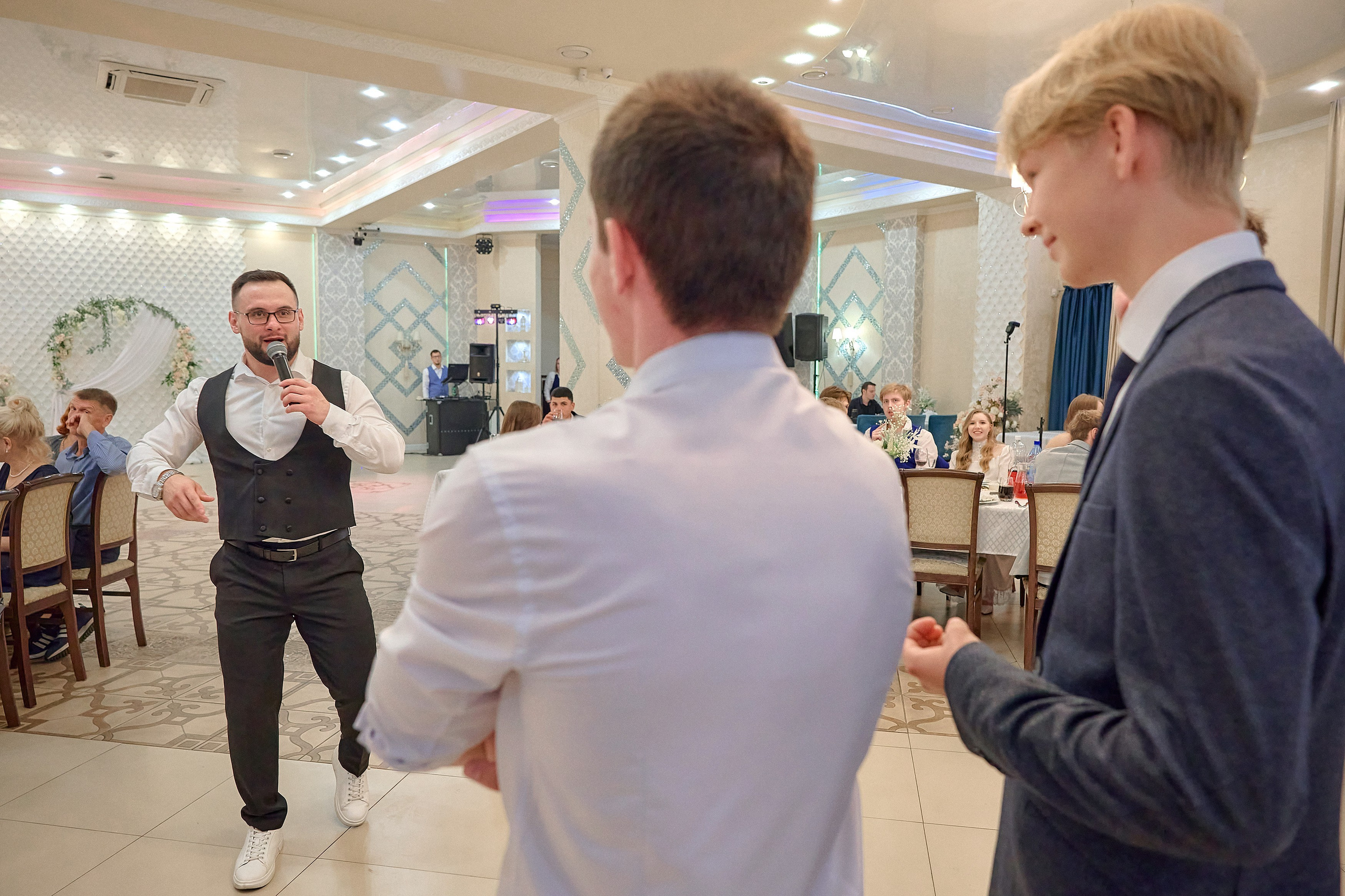 Портфолио репортажной фотосъёмки: Выпускной в ресторане «Император». Фотограф Яковлев Роман — Красноярск