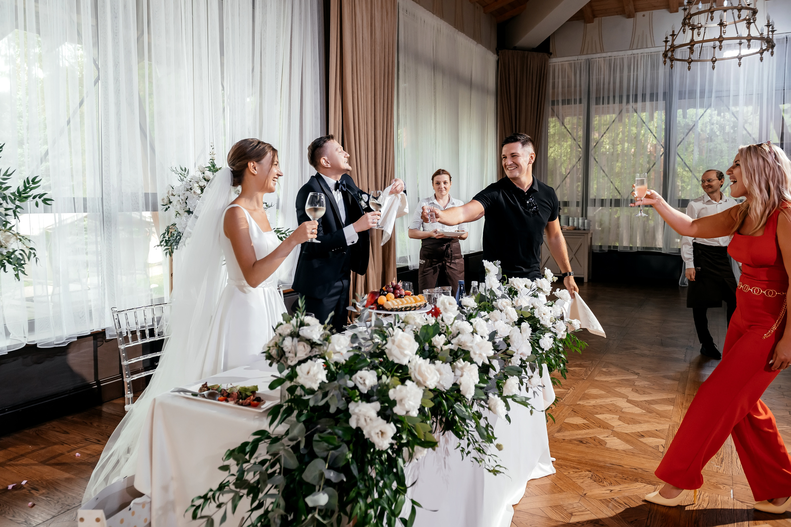 Роскошная свадьба с утром в Marriott Imperial Plaza, регистрацией в Москва-сити и завершением в Артилэнде. Свадебный и семейный фотограф Виктория Носачёва. Щелково, Москва и МО