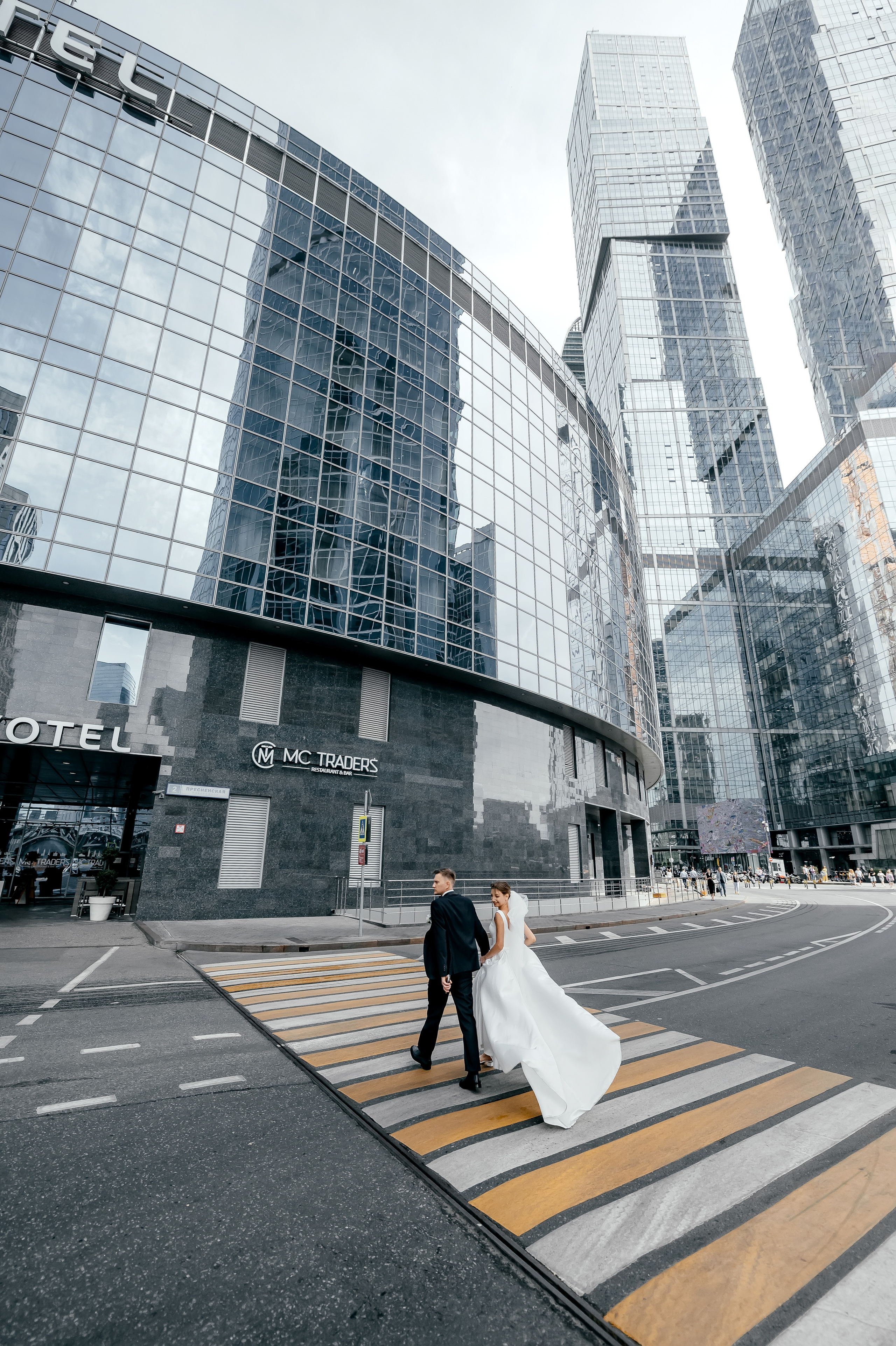 Роскошная свадьба с утром в Marriott Imperial Plaza, регистрацией в Москва-сити и завершением в Артилэнде. Свадебный и семейный фотограф Виктория Носачёва. Щелково, Москва и МО